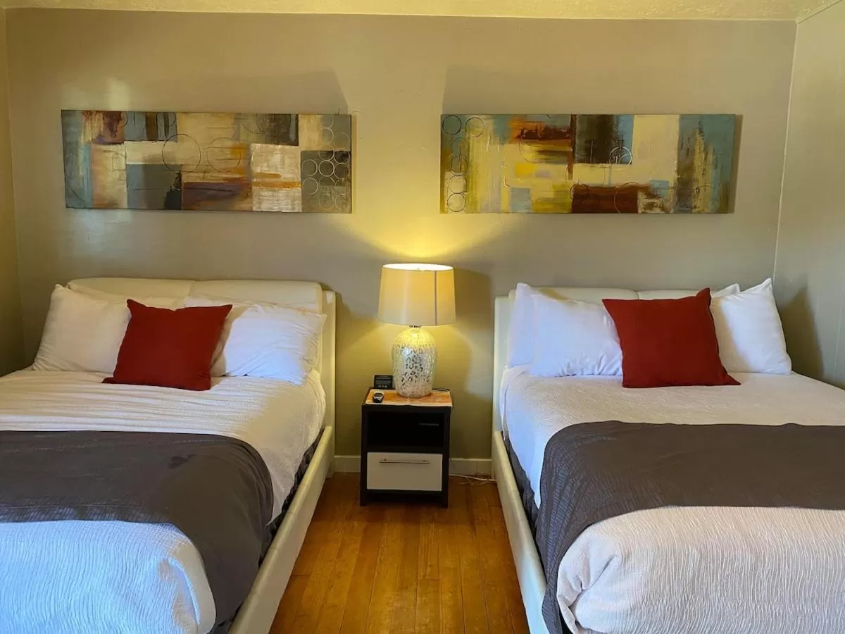 Bed in The Flagstone Boutique Inn & Suites