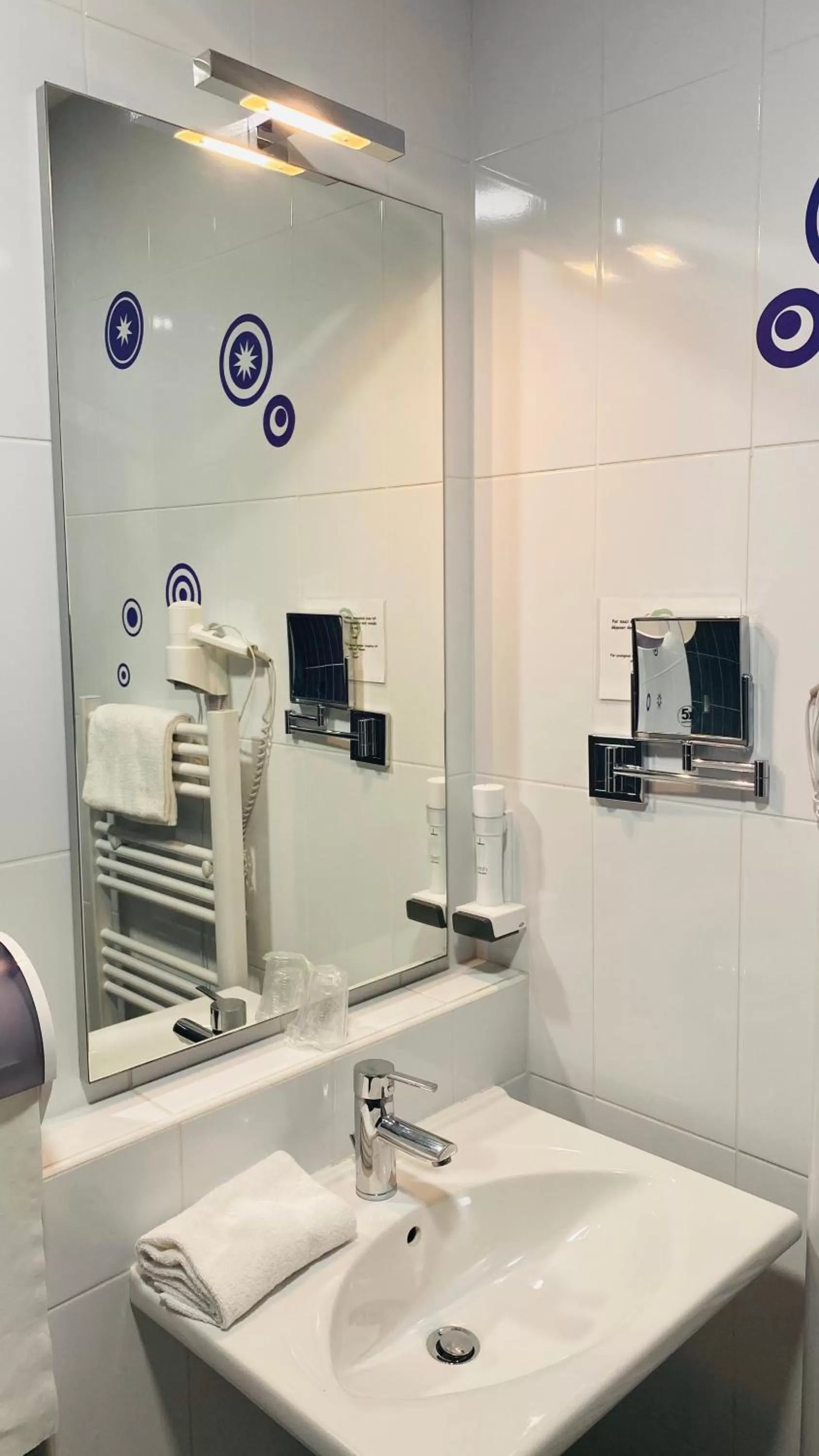 Bathroom in Hotel Martinez Grenay