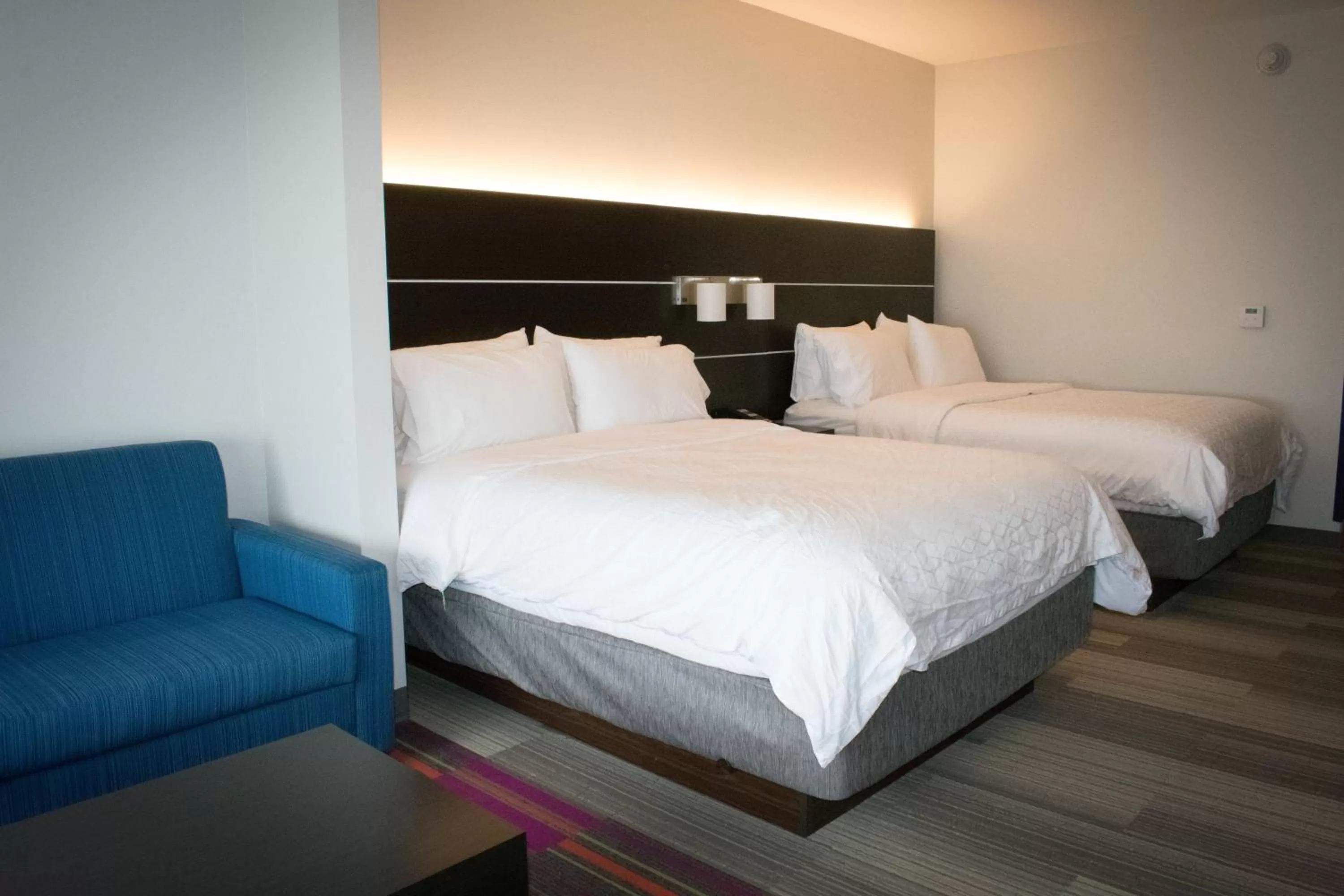 Photo of the whole room, Bed in Holiday Inn Express & Suites West Memphis by IHG