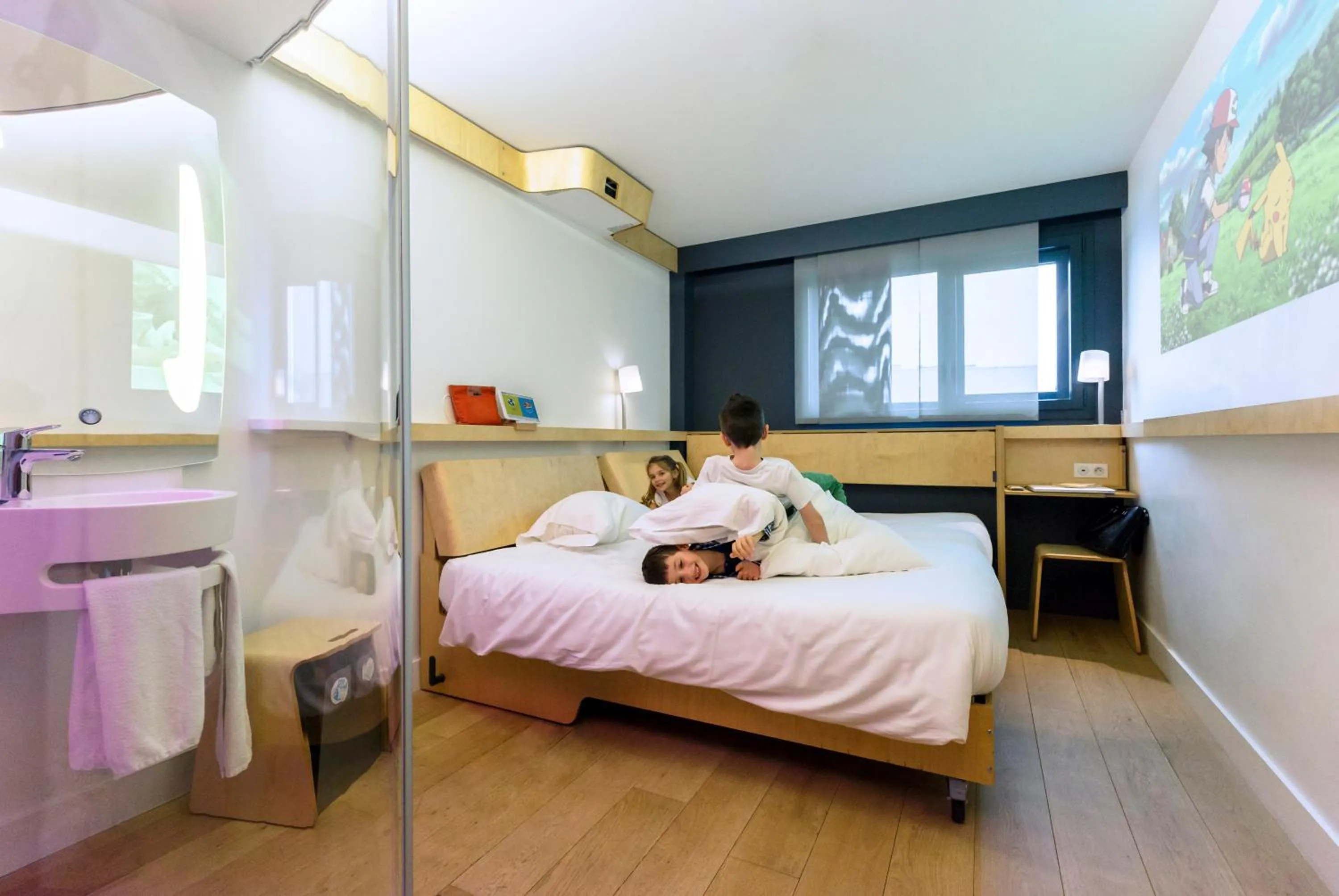 People, Bed in Nomad Hotel le Havre Centre Gare