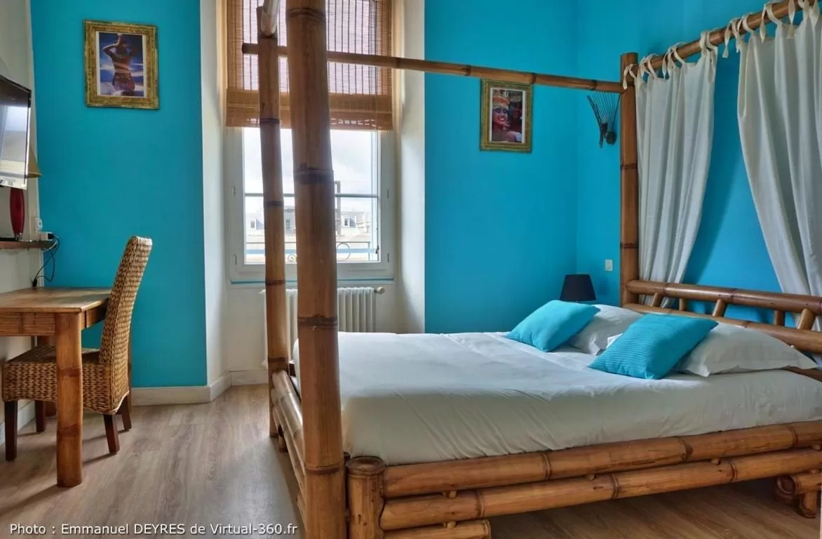 Bed in Hôtel de Bretagne - anciennement Queen Serenity Hotel