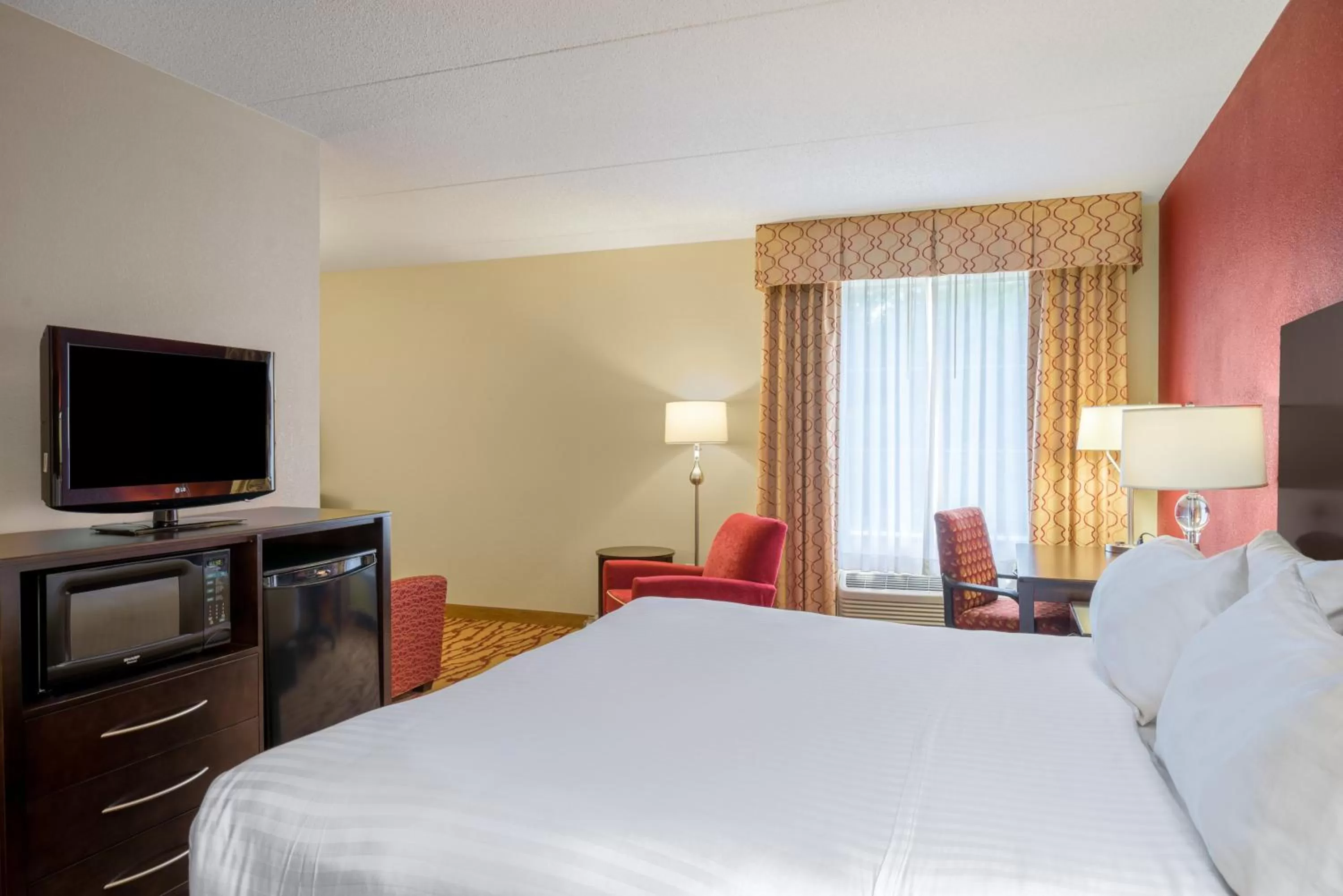 Photo of the whole room, Bed in Holiday Inn Express Hanover by IHG