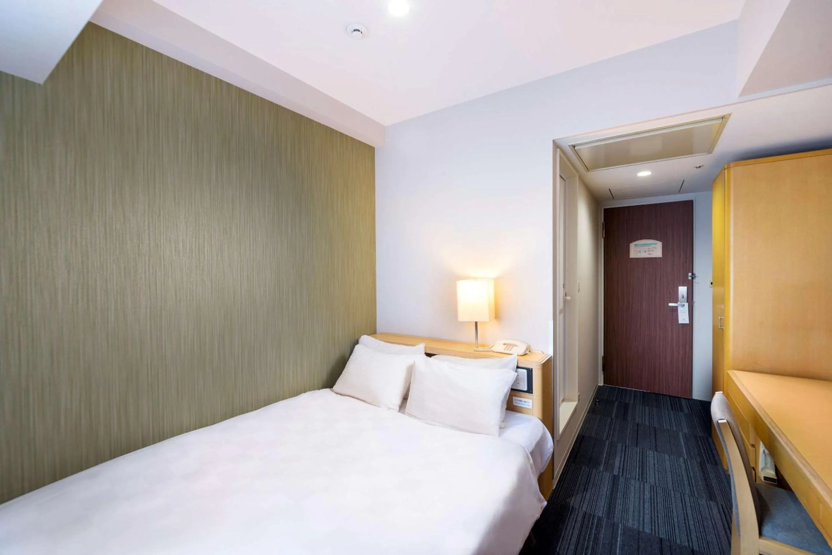 Bedroom in SureStay Plus Hotel by Best Western Shin-Osaka