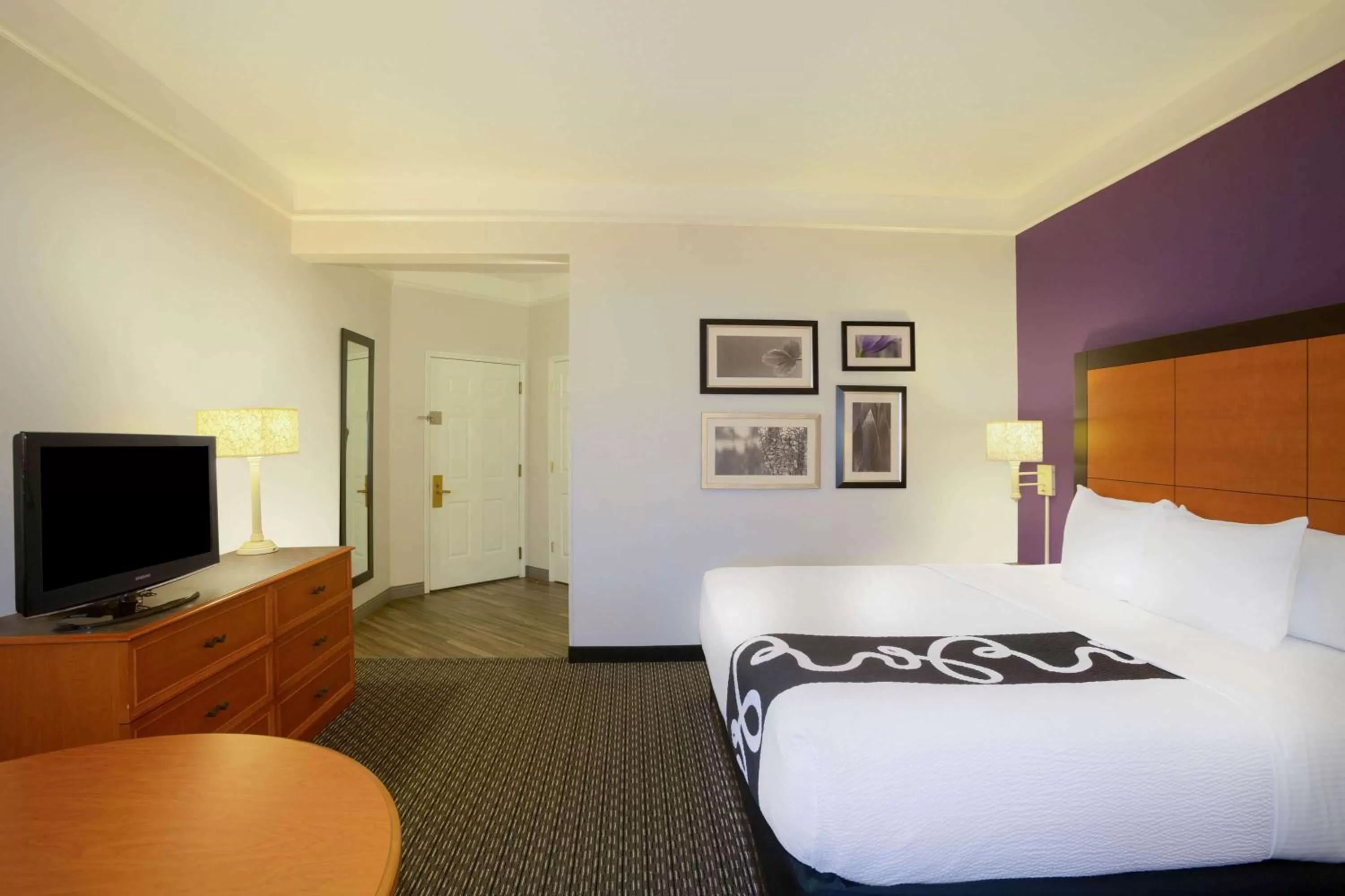 Photo of the whole room, Bed in La Quinta by Wyndham St. Louis Westport