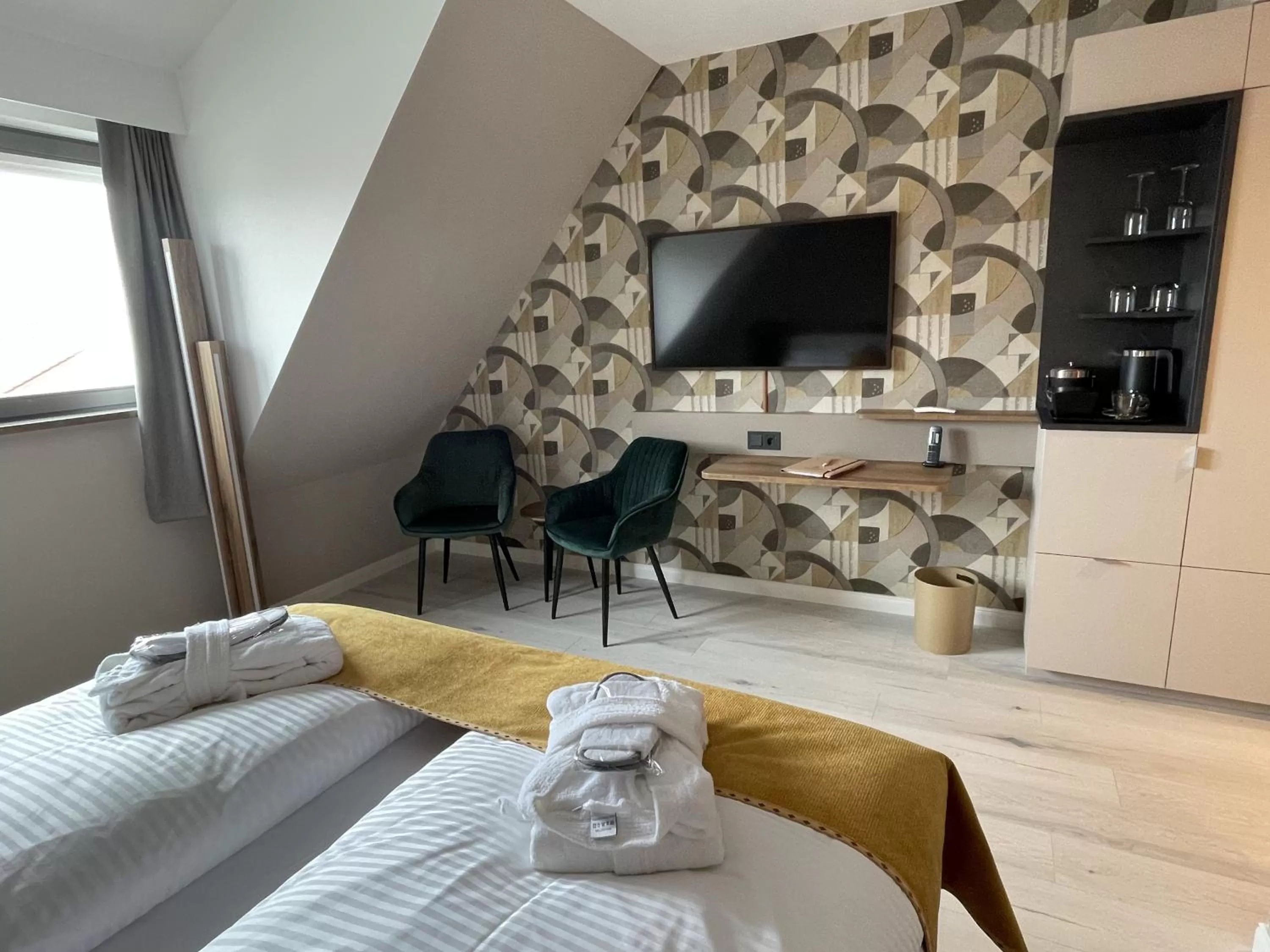 Seating area, Bed in DAS KEHRS - Hotel auf dem Petersberg