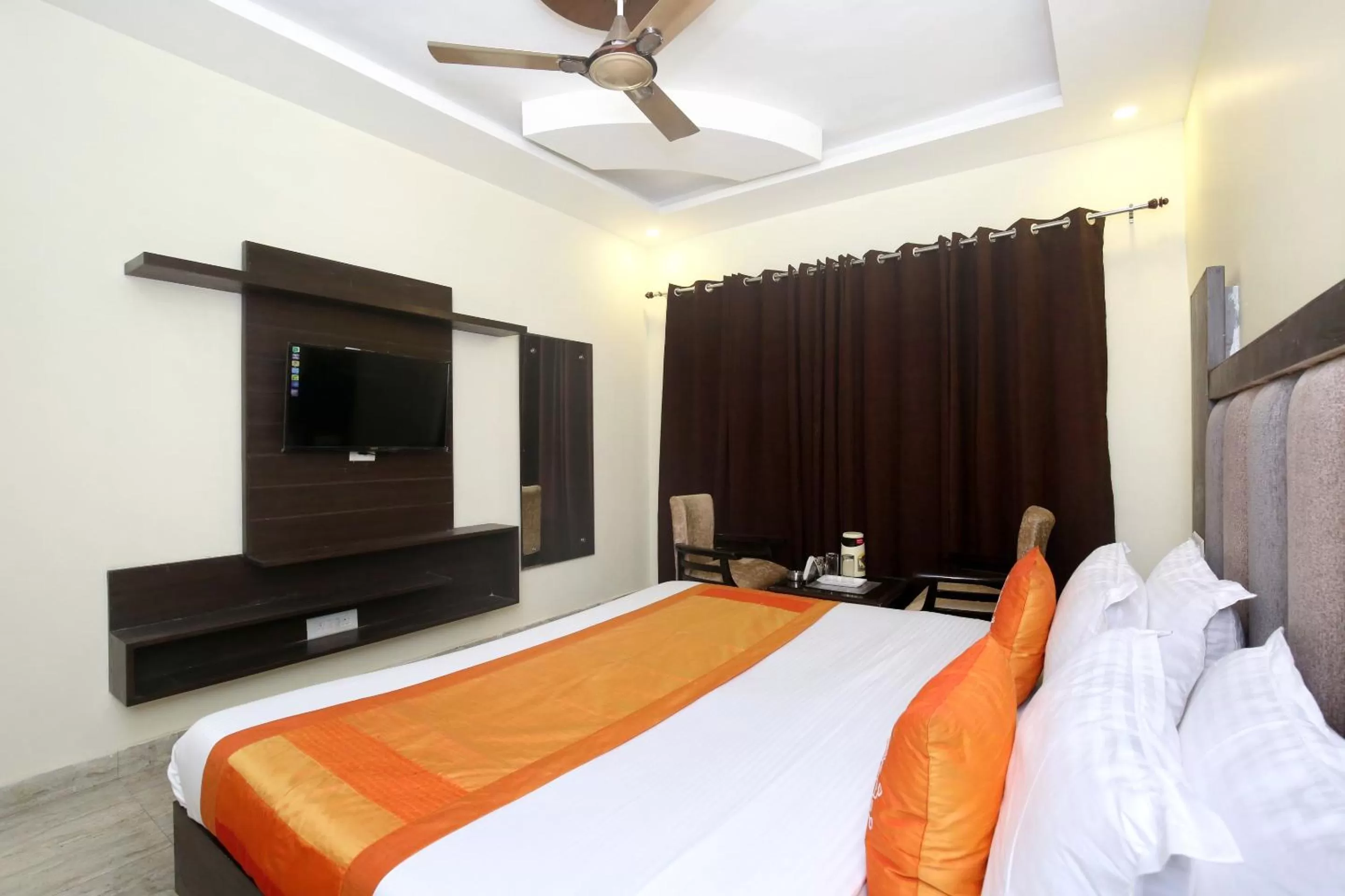 Bedroom, Bed in Capital O Hotel Royal