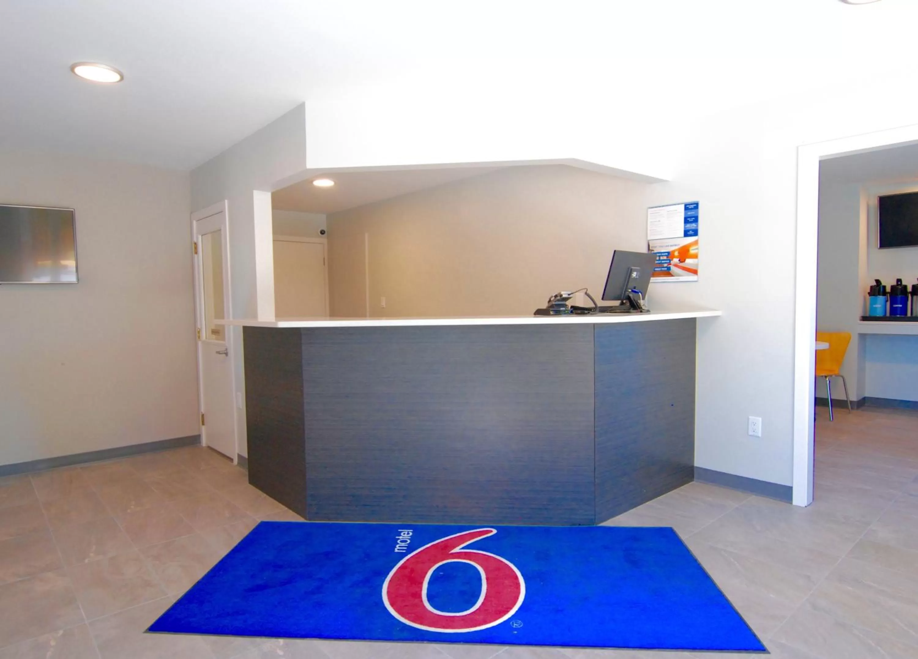 Lobby or reception in Motel 6-Saanichton, BC - Victoria Airport