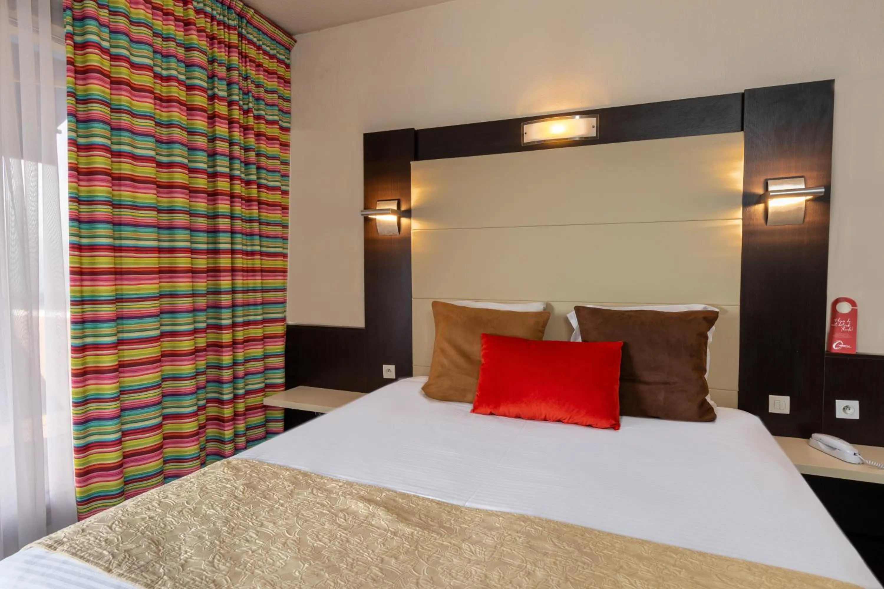 Photo of the whole room, Bed in The Originals City, Hôtel Galaxie, Nice Aéroport