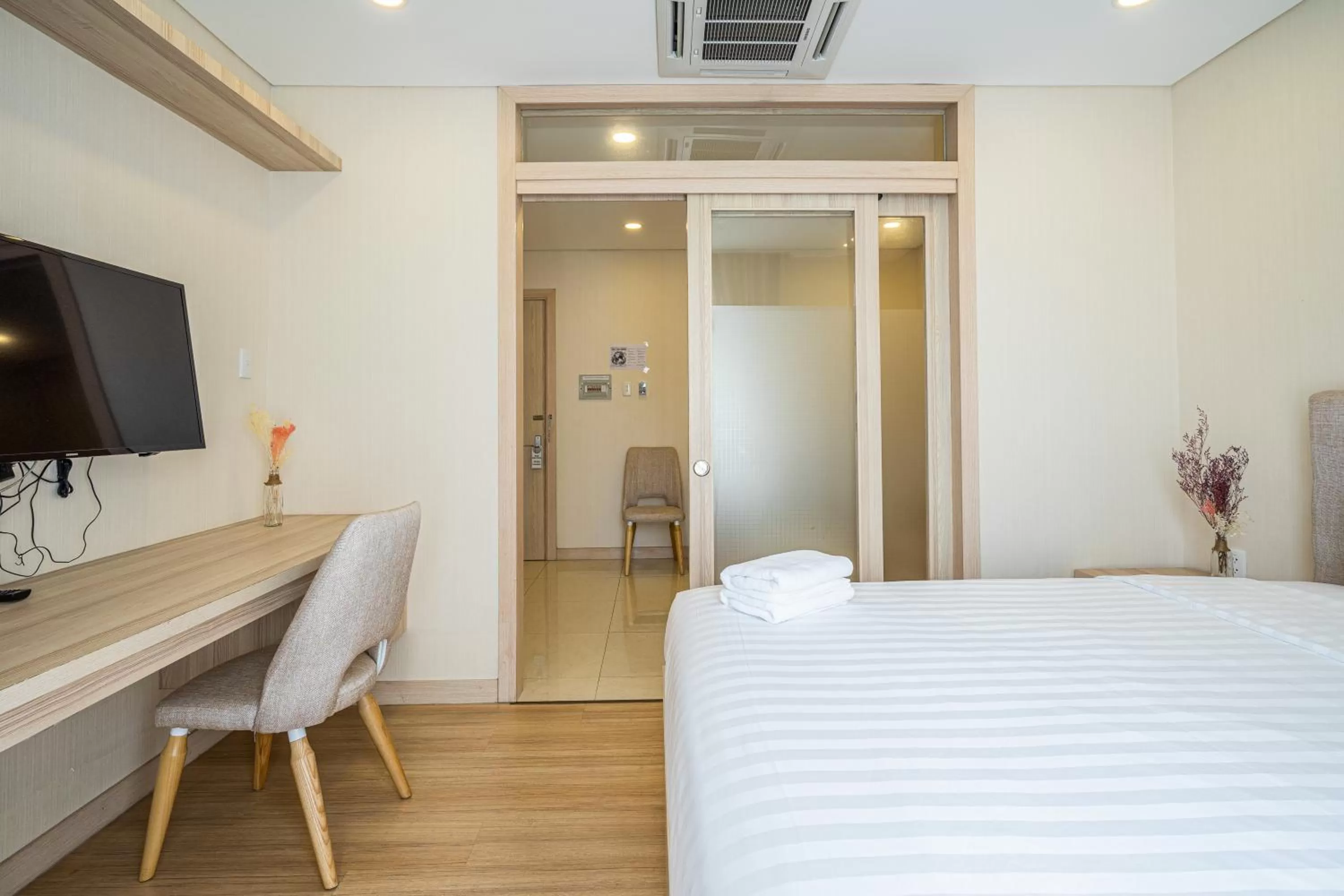 Bed in Luxy Park Hotel & Apartments - Notre Dame