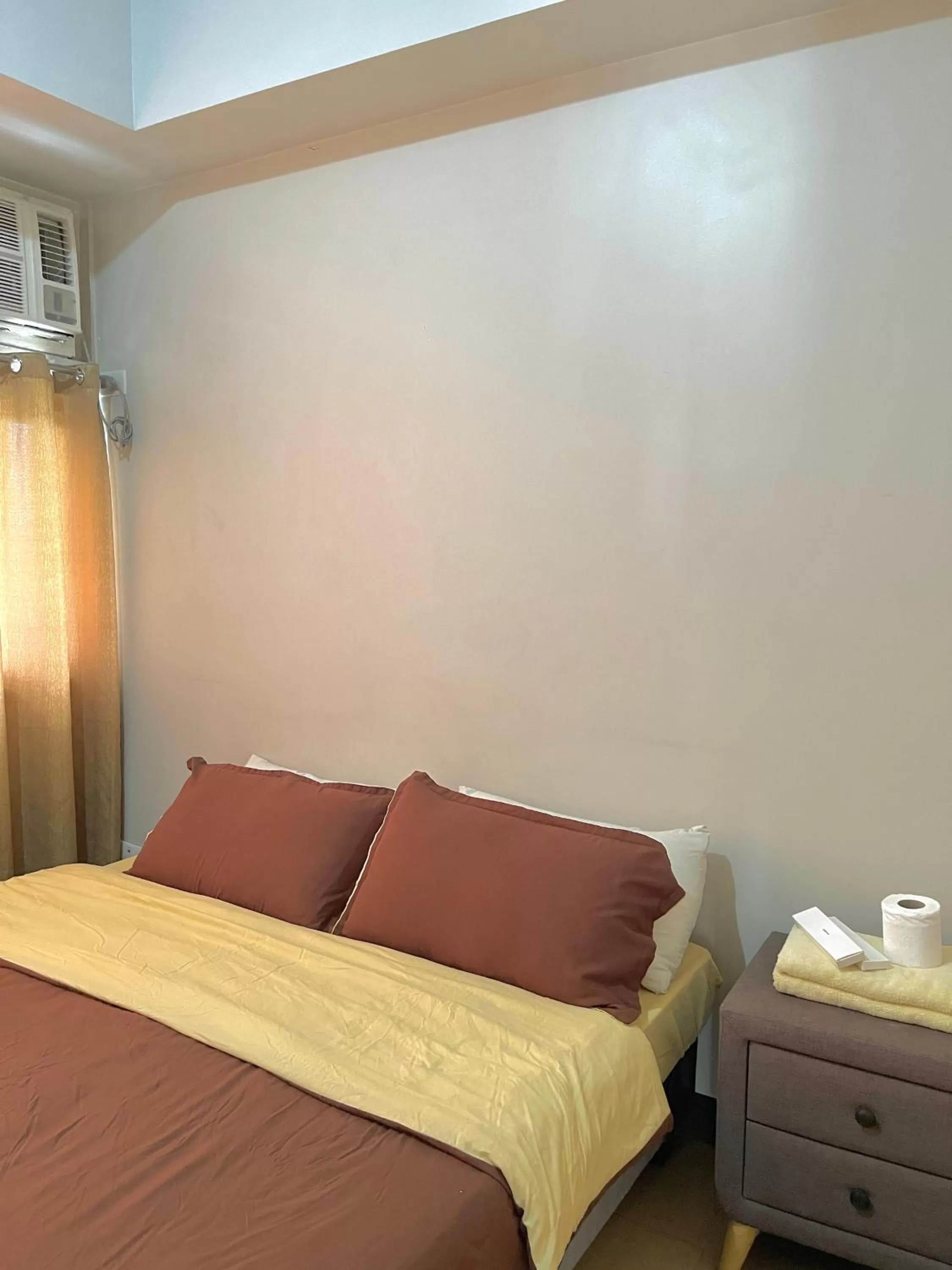 Bed in Cubao, Quezon City Condo Staycation (wifi and netflix ready)