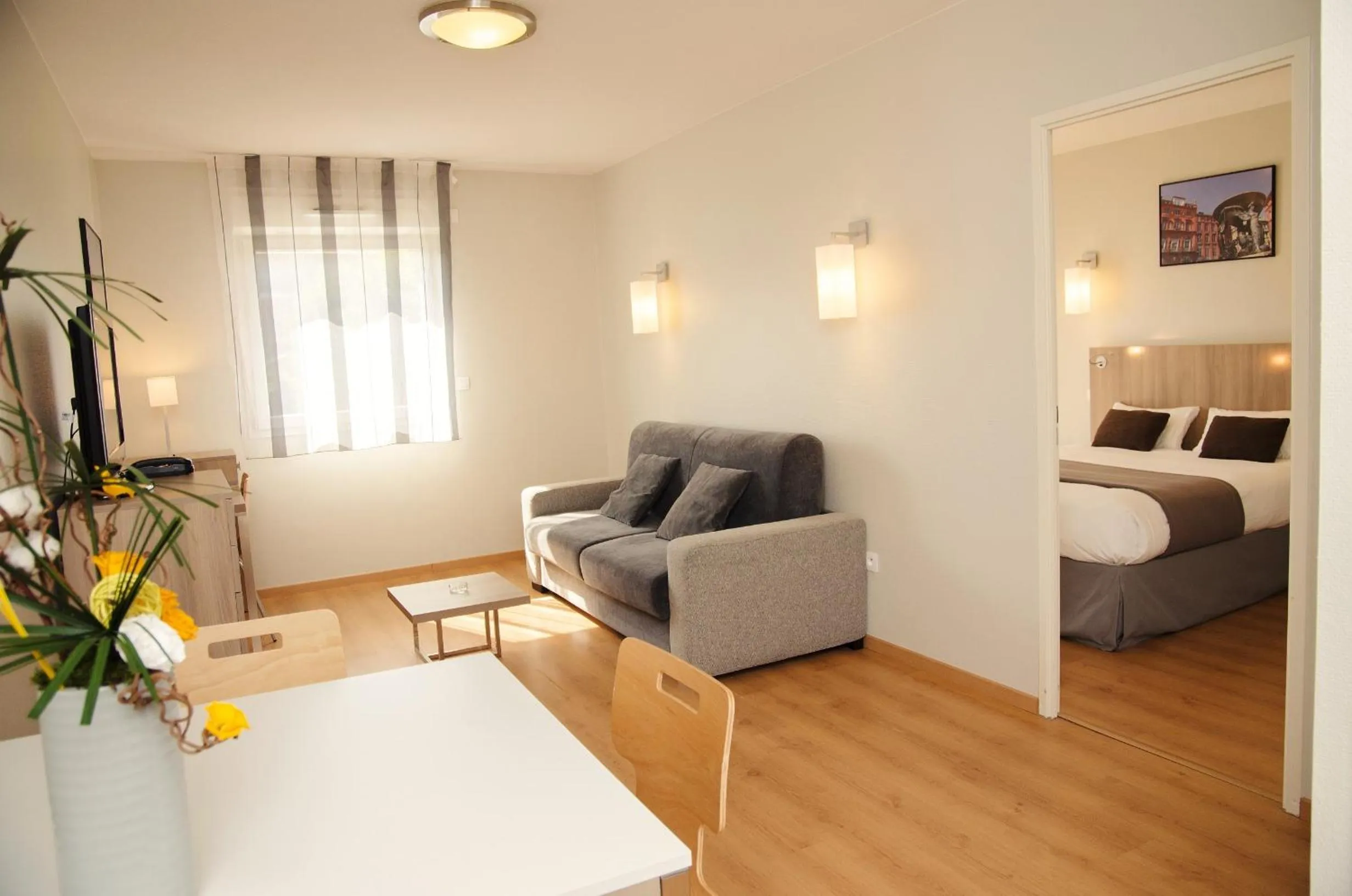 Living room, Bed in Lagrange Aparthotel Toulouse Saint-Michel