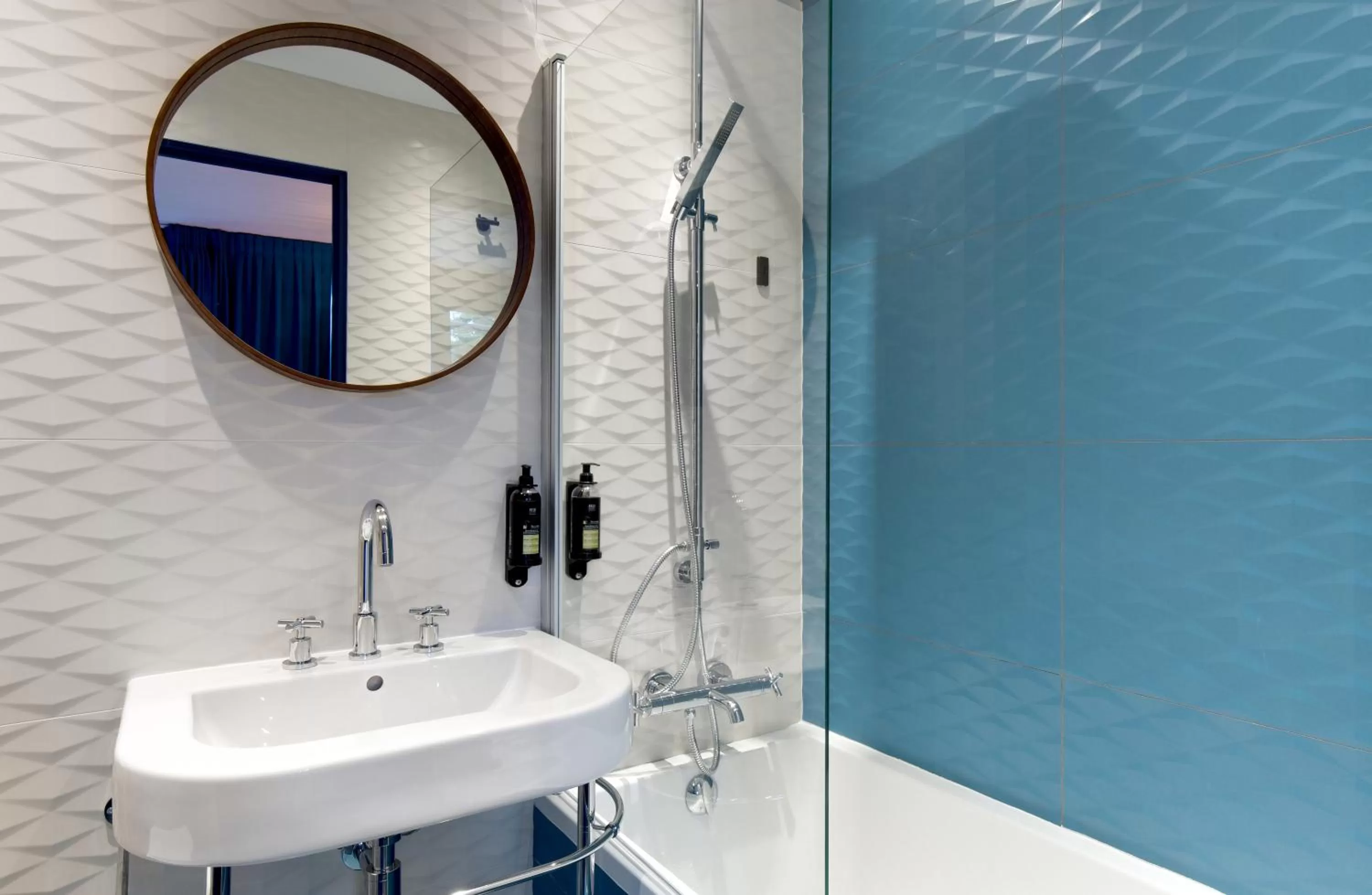 Shower in Hôtel Montmorency & Spa