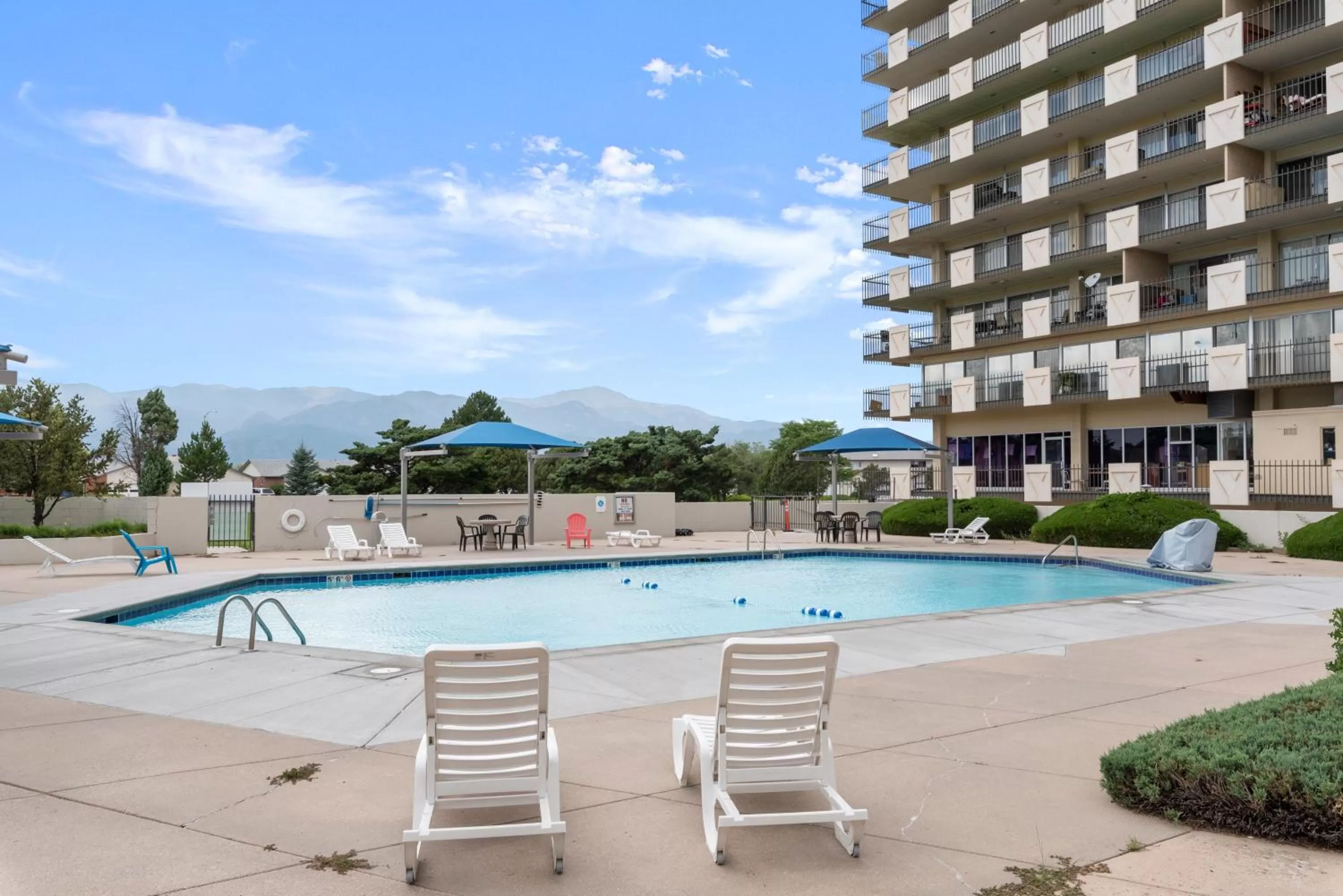 Swimming pool in Satellite Hotel