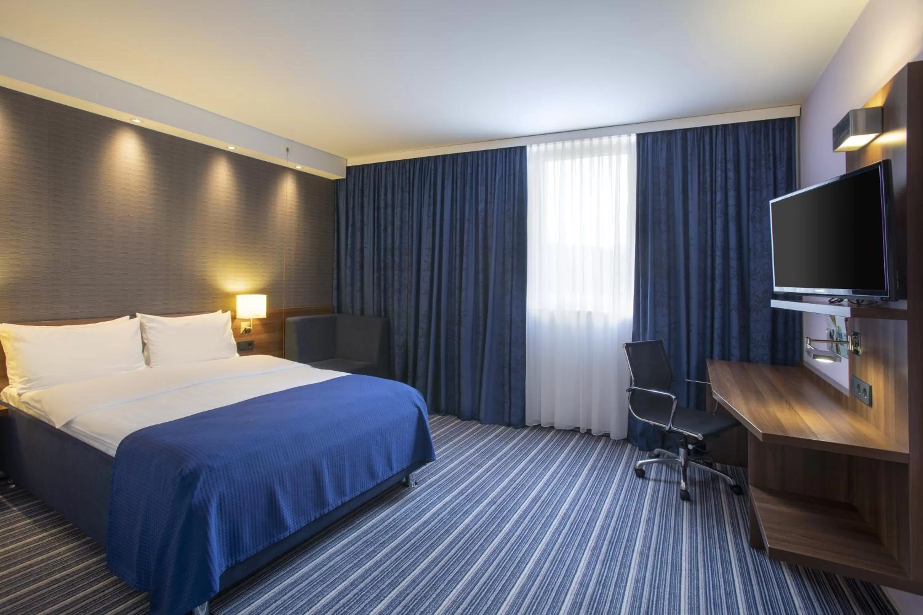 Photo of the whole room, Bed in Holiday Inn Express Neunkirchen by IHG