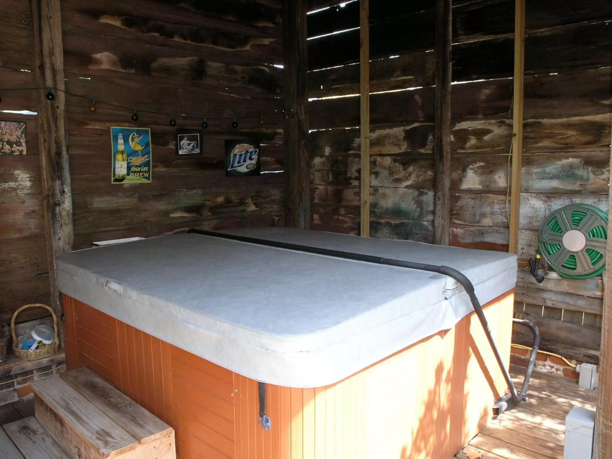 Hot Tub in The Burgundy Bed and Breakfast