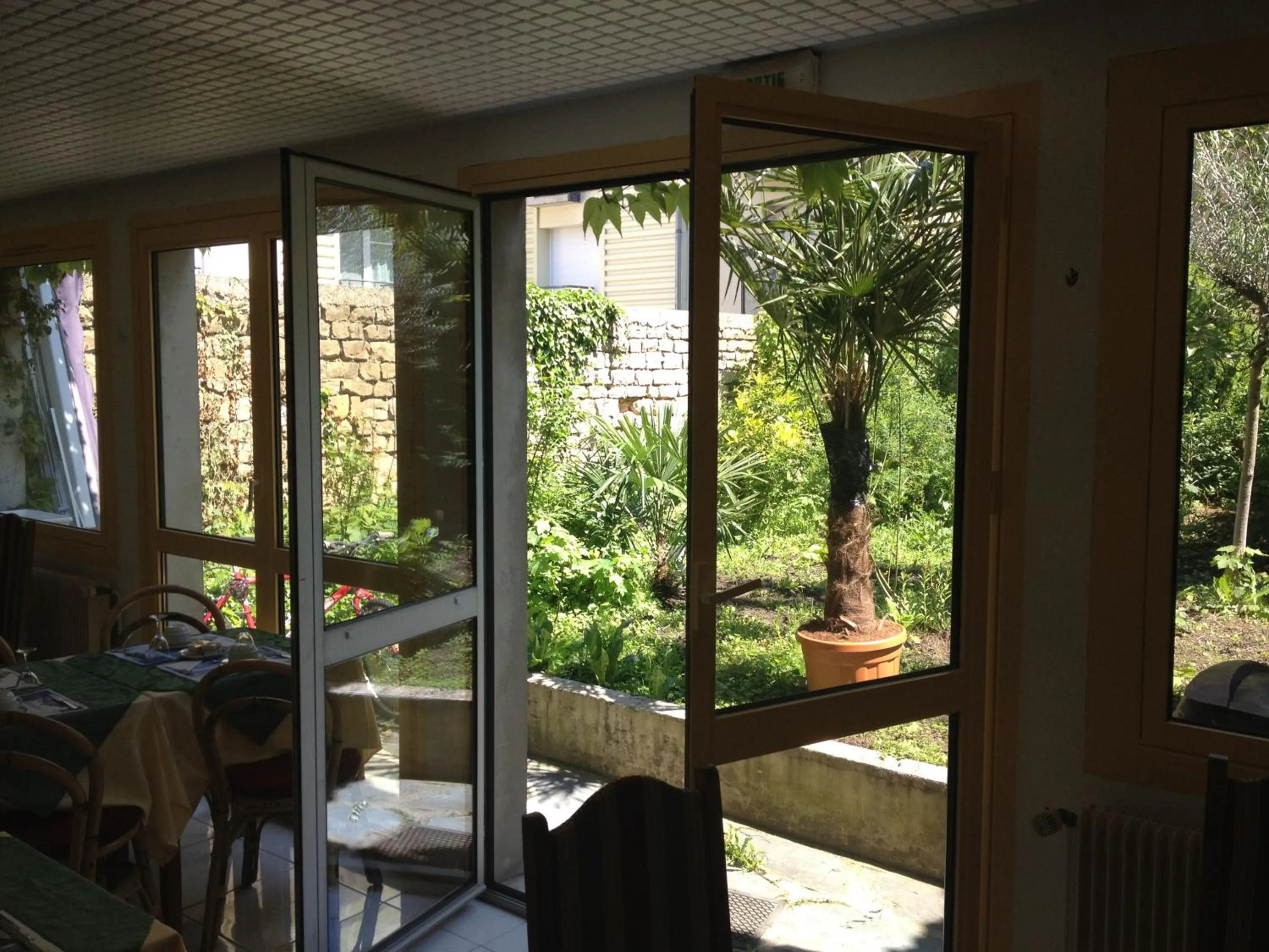 Restaurant/places to eat in Hotel Couleurs Sud Centre-ville Gare Charleville-Mézières