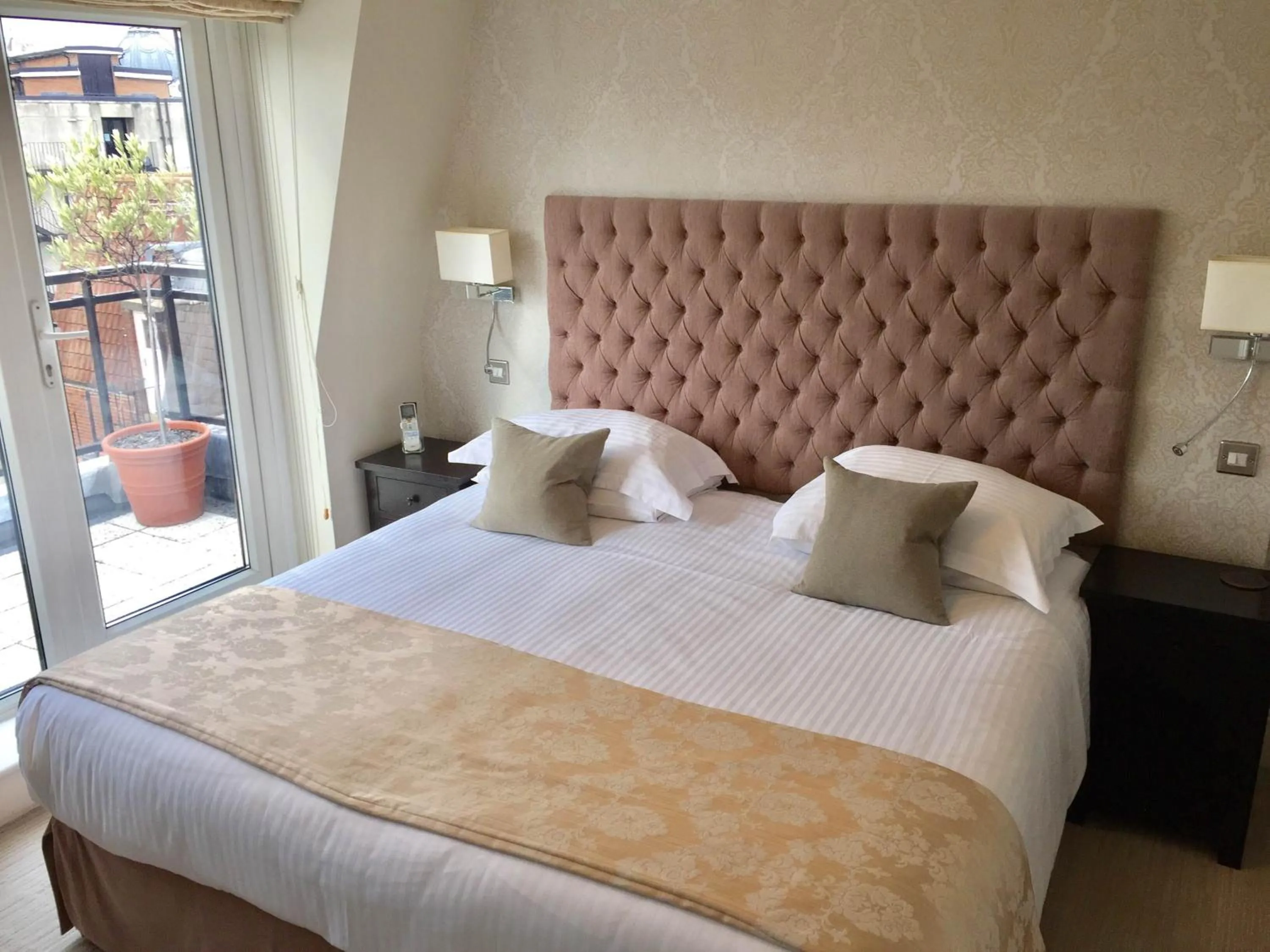 Bedroom, Bed in Beaufort House - Knightsbridge