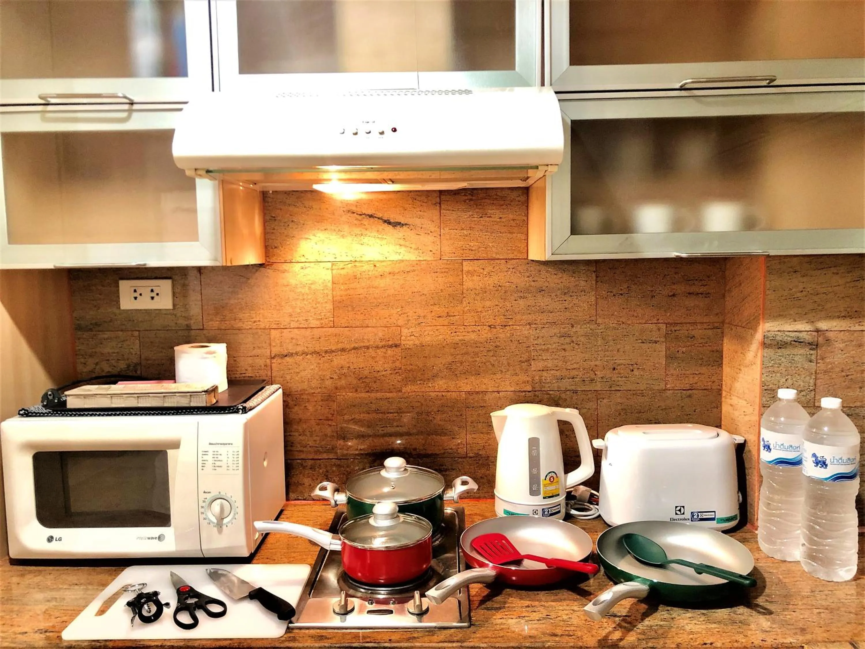 Kitchen or kitchenette, Kitchen/Kitchenette in Twin Peaks Sukhumvit Suites