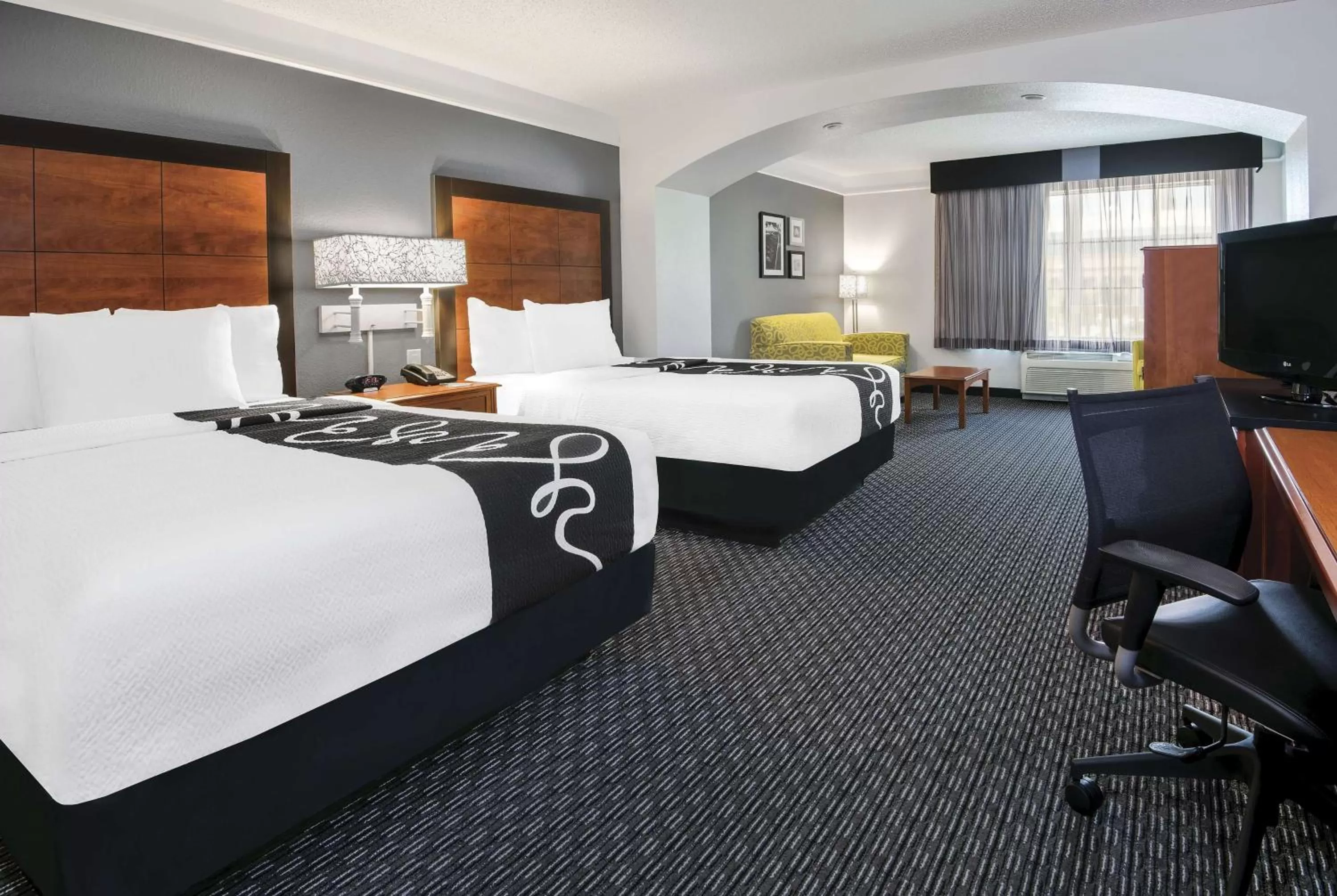 Photo of the whole room, Bed in La Quinta Inn & Suites by Wyndham San Antonio Riverwalk