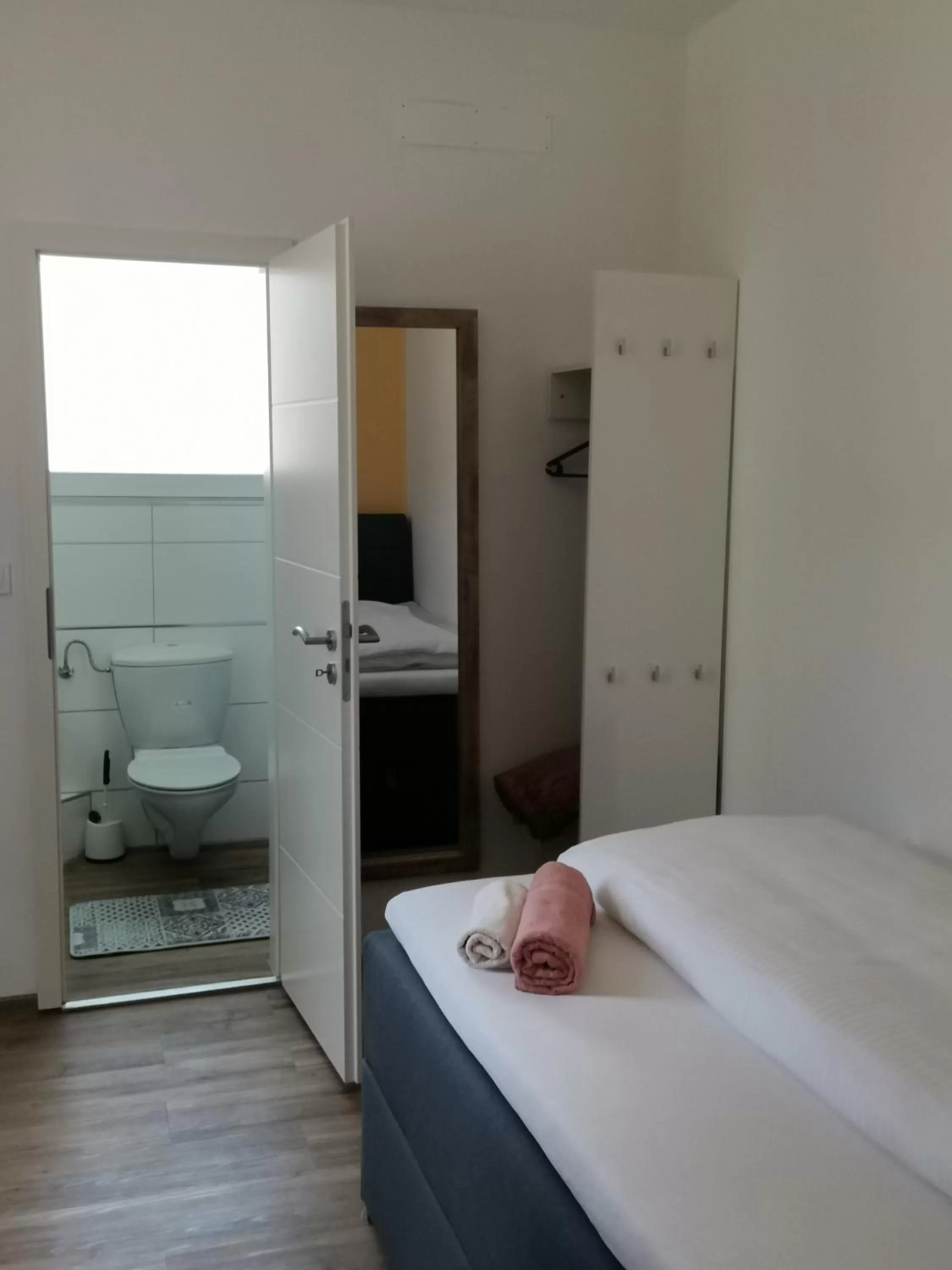 Bathroom, Bed in Hotel Grüner Baum - Melissone Italian Restaurant