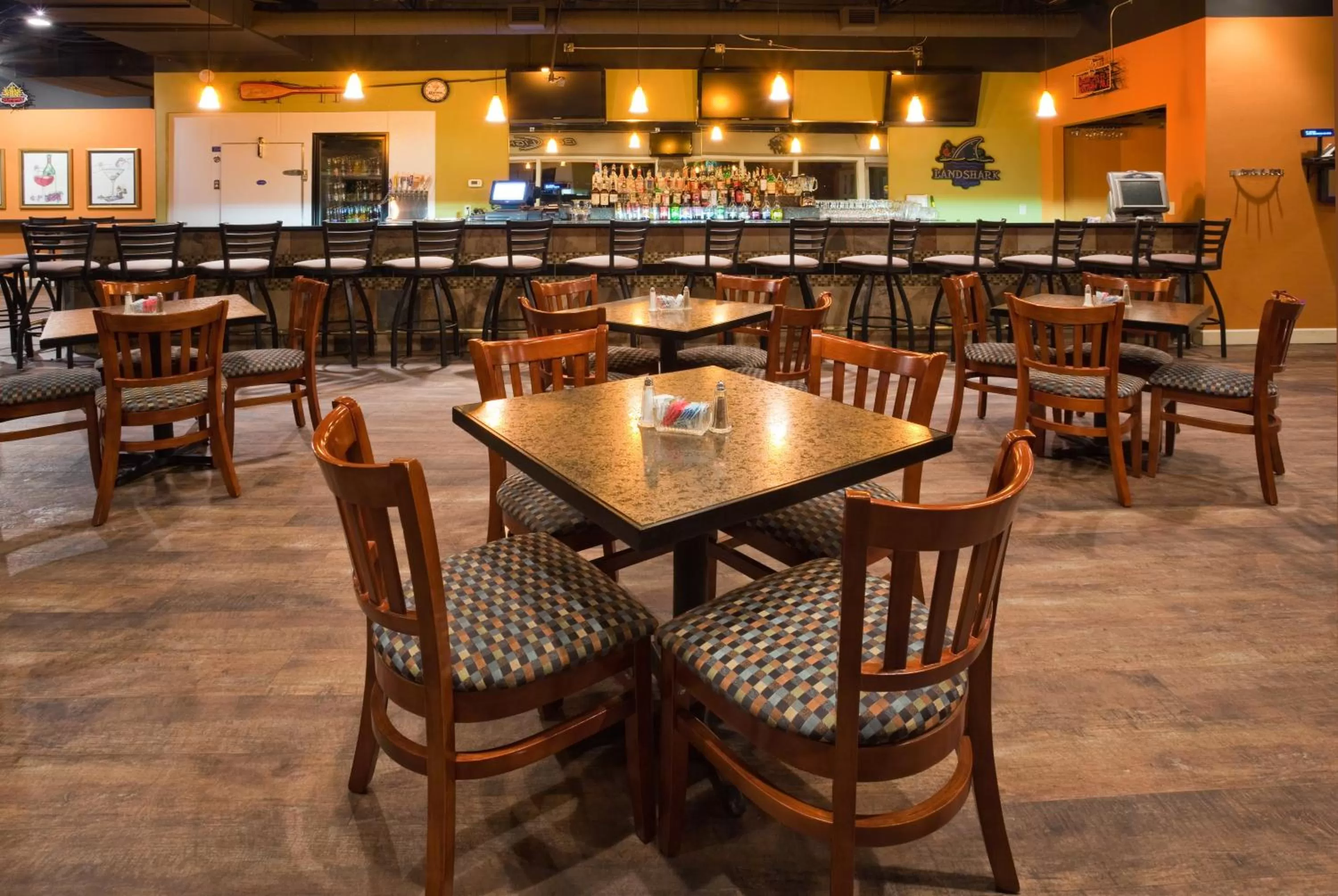 Lounge or bar in Holiday Inn Detroit Lakes by IHG