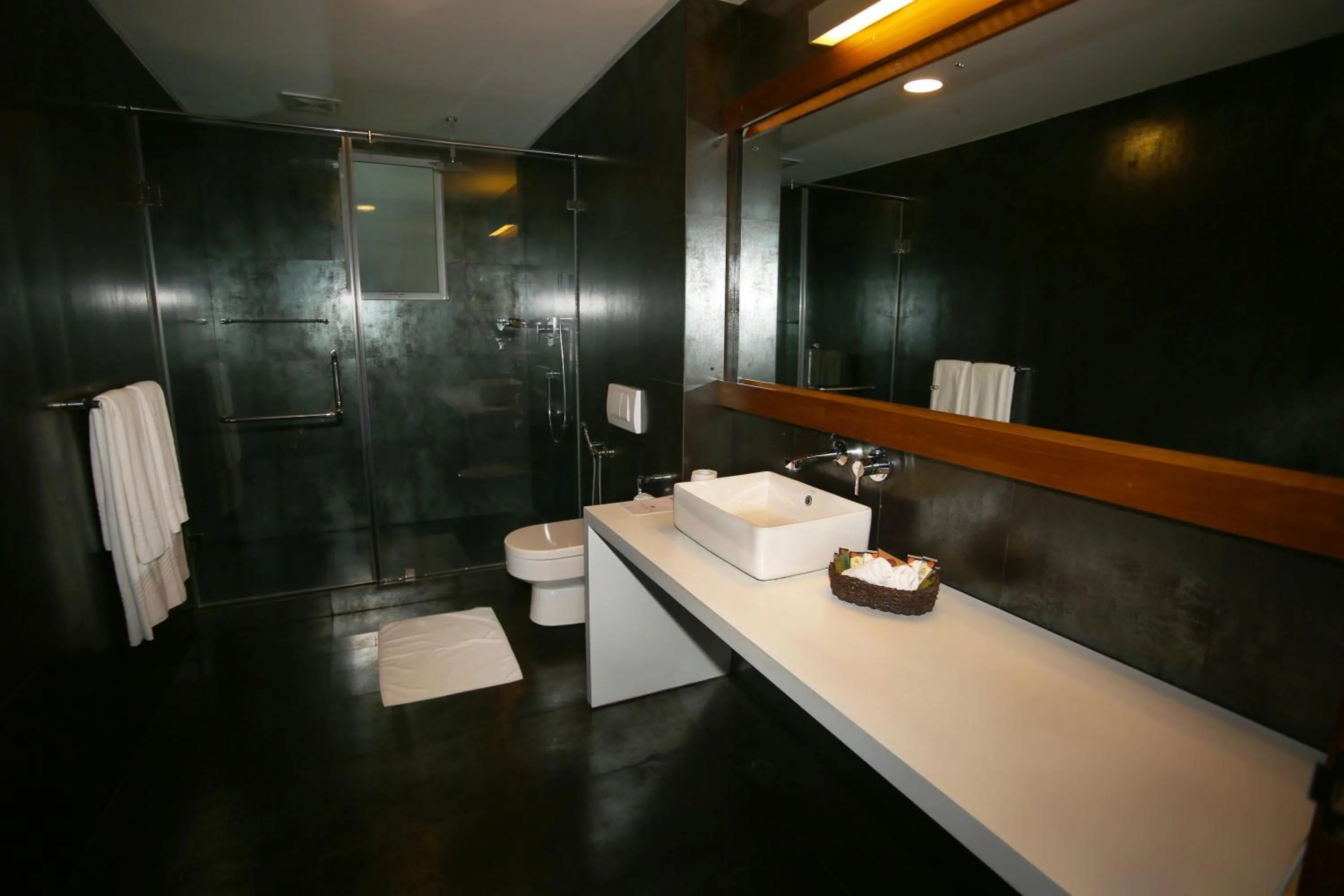 Shower in Randholee Resort & Spa