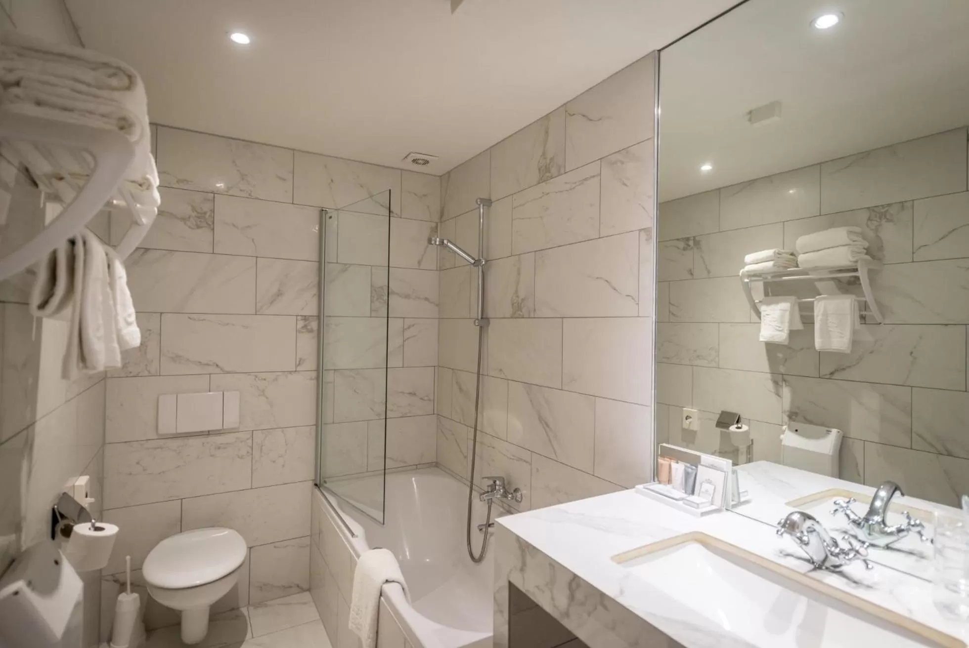 Bathroom in Hotel Jan Brito