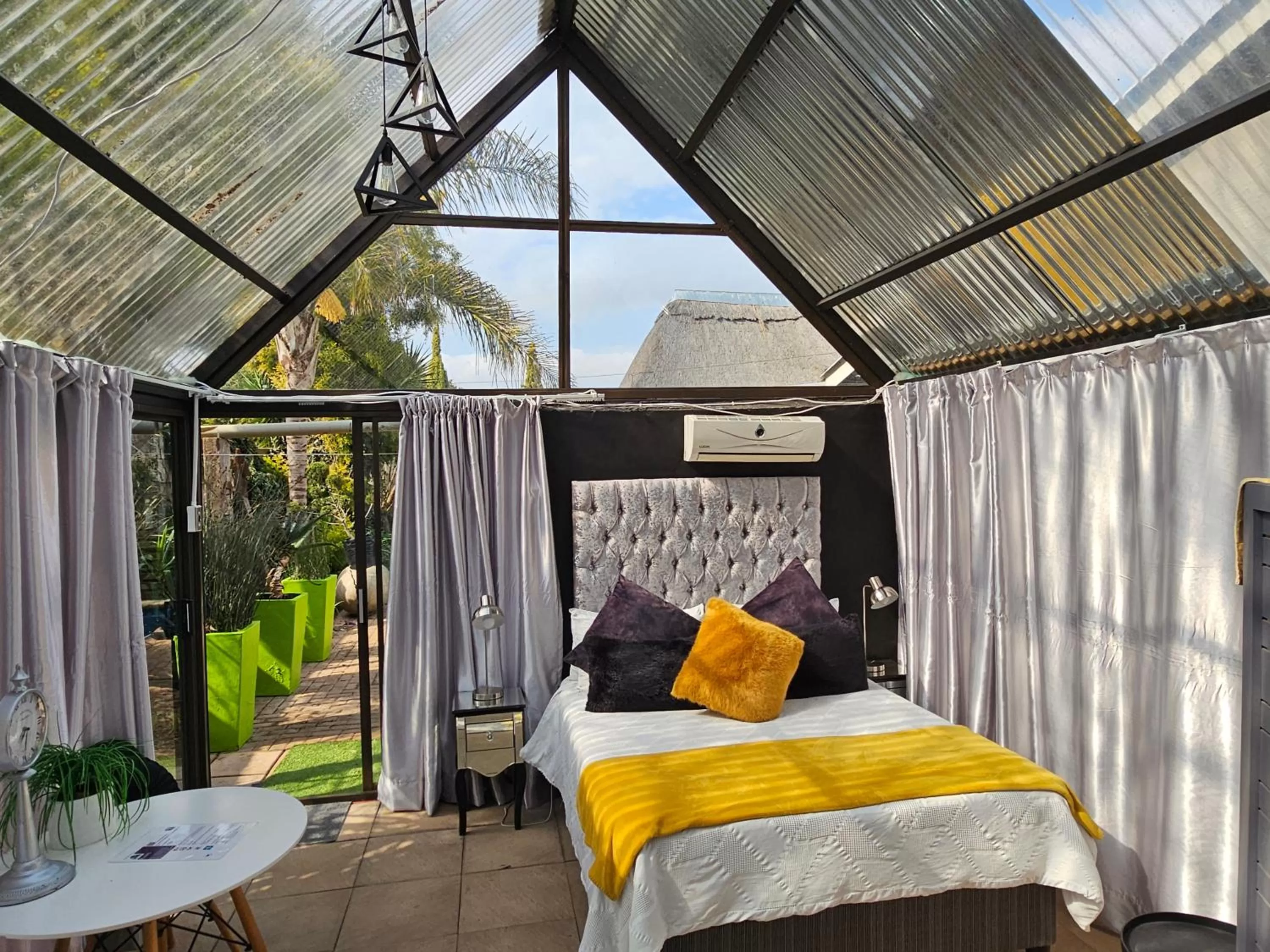 Photo of the whole room in 51on Church