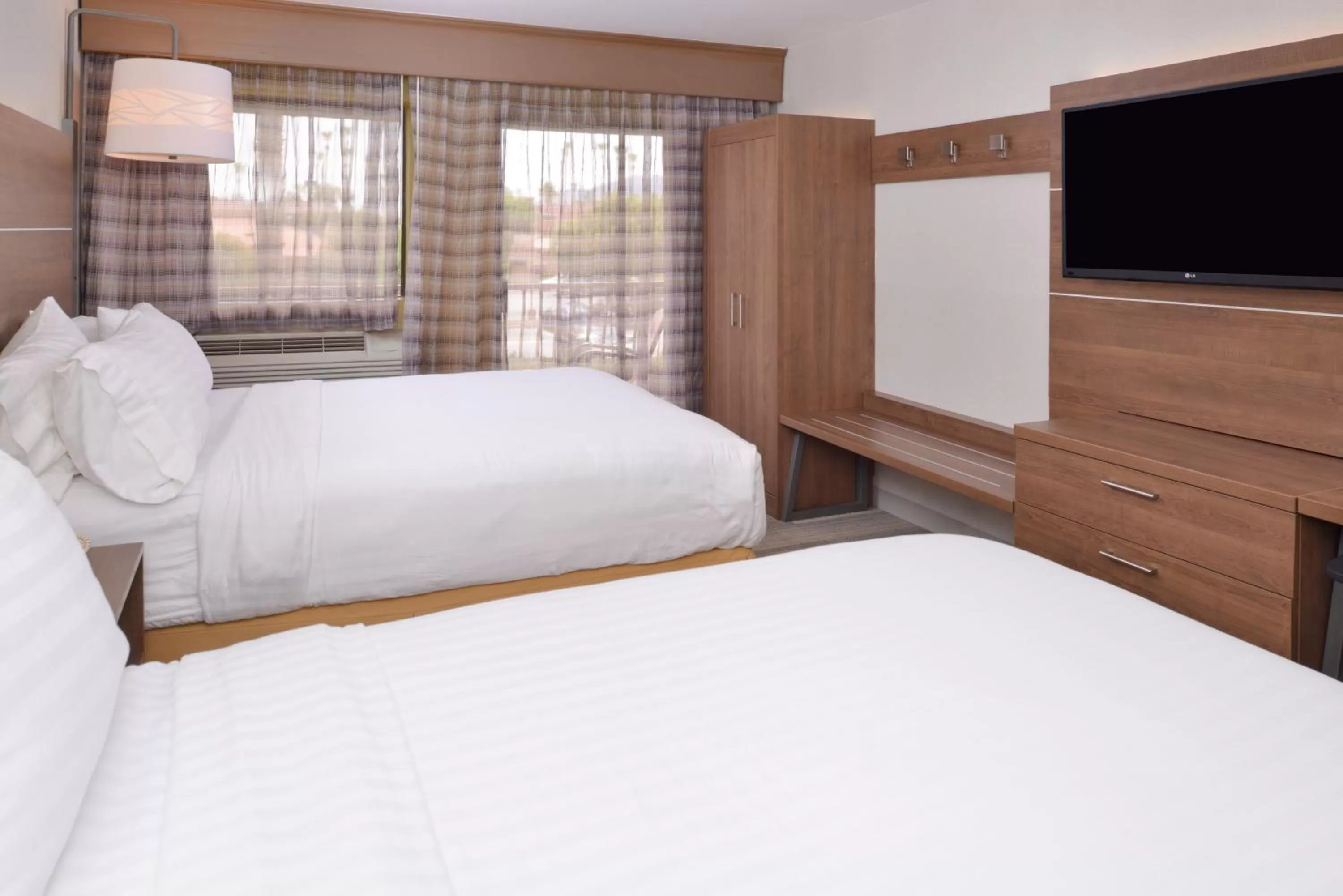 Photo of the whole room, Bed in Holiday Inn Express Palm Desert by IHG