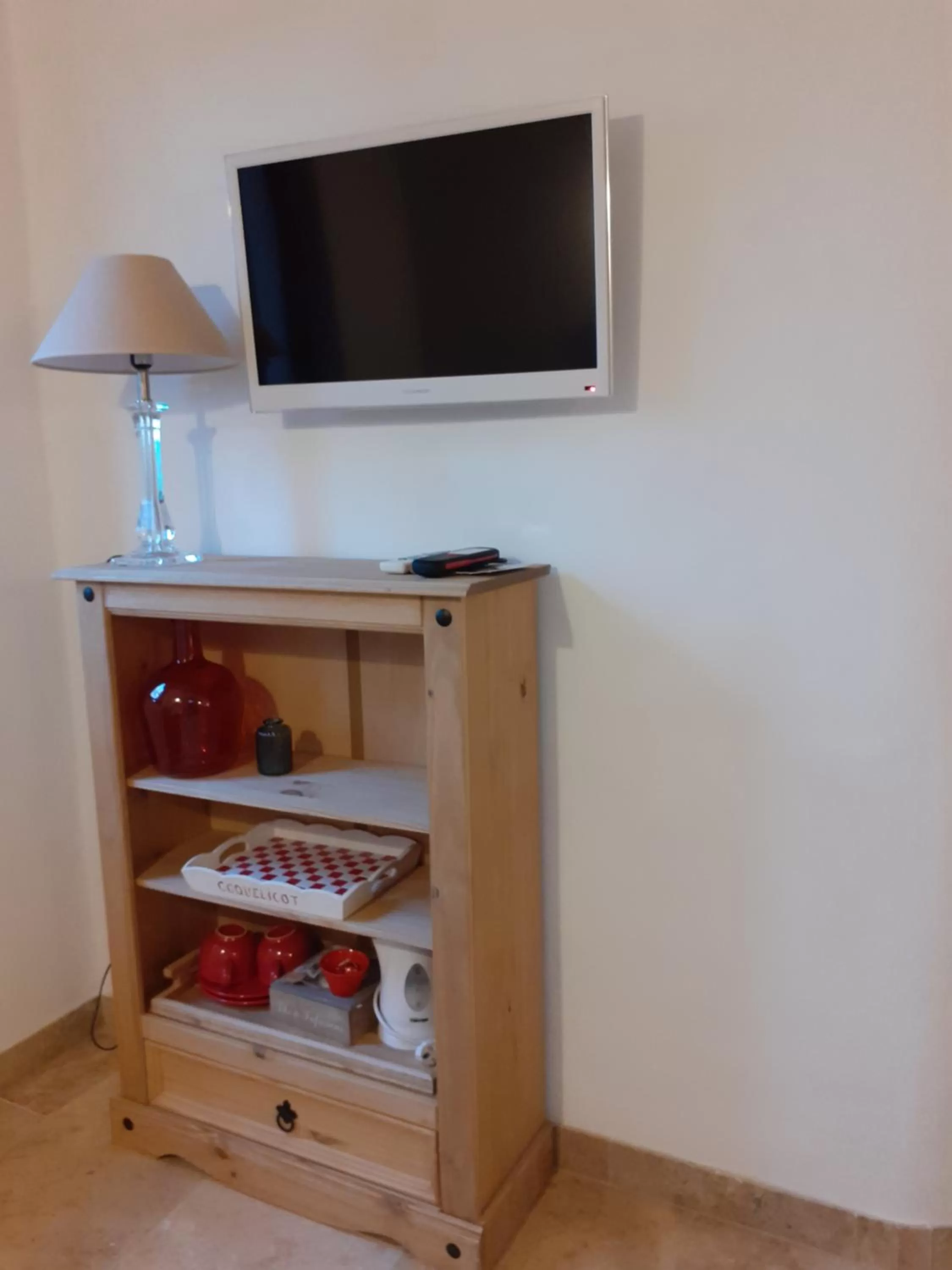 wardrobe, TV/Entertainment Center in La Sapiniére -chambres climatisées