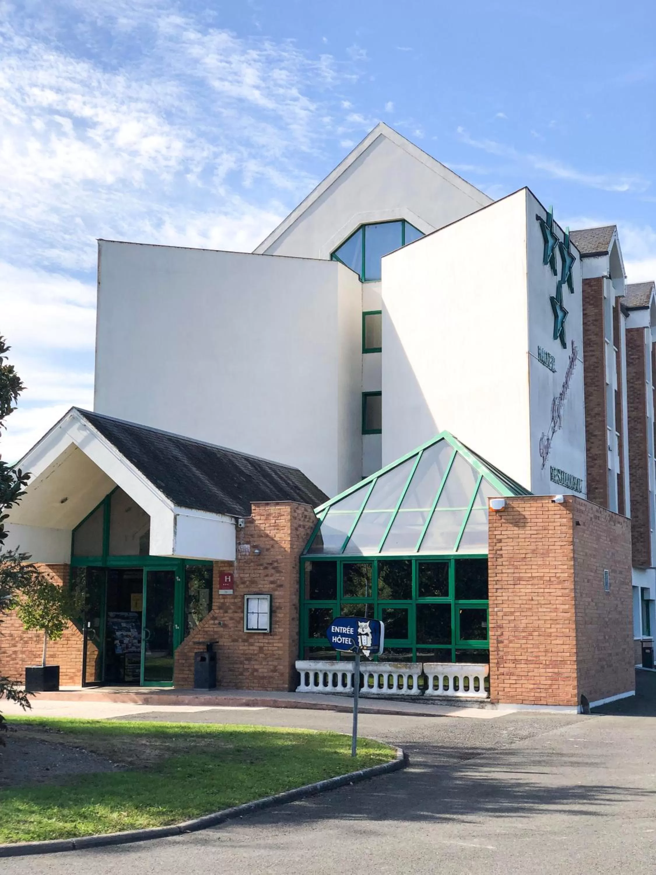 Facade/entrance in Cit'Hotel LA PYRAMIDE