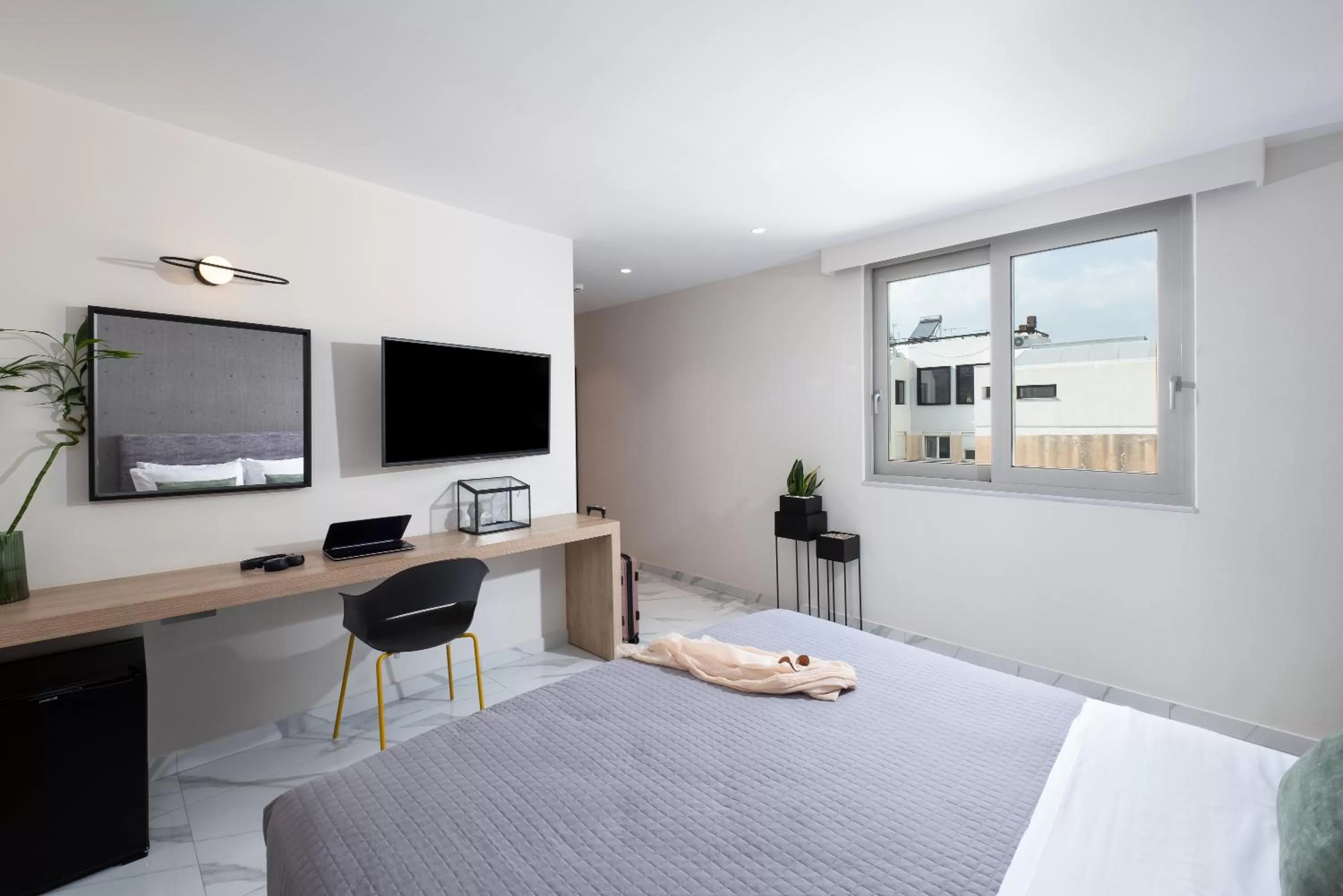 Photo of the whole room, Bed in Enattica Suites