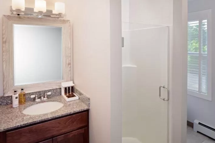 Bathroom in Inn at Harbor Hill Marina