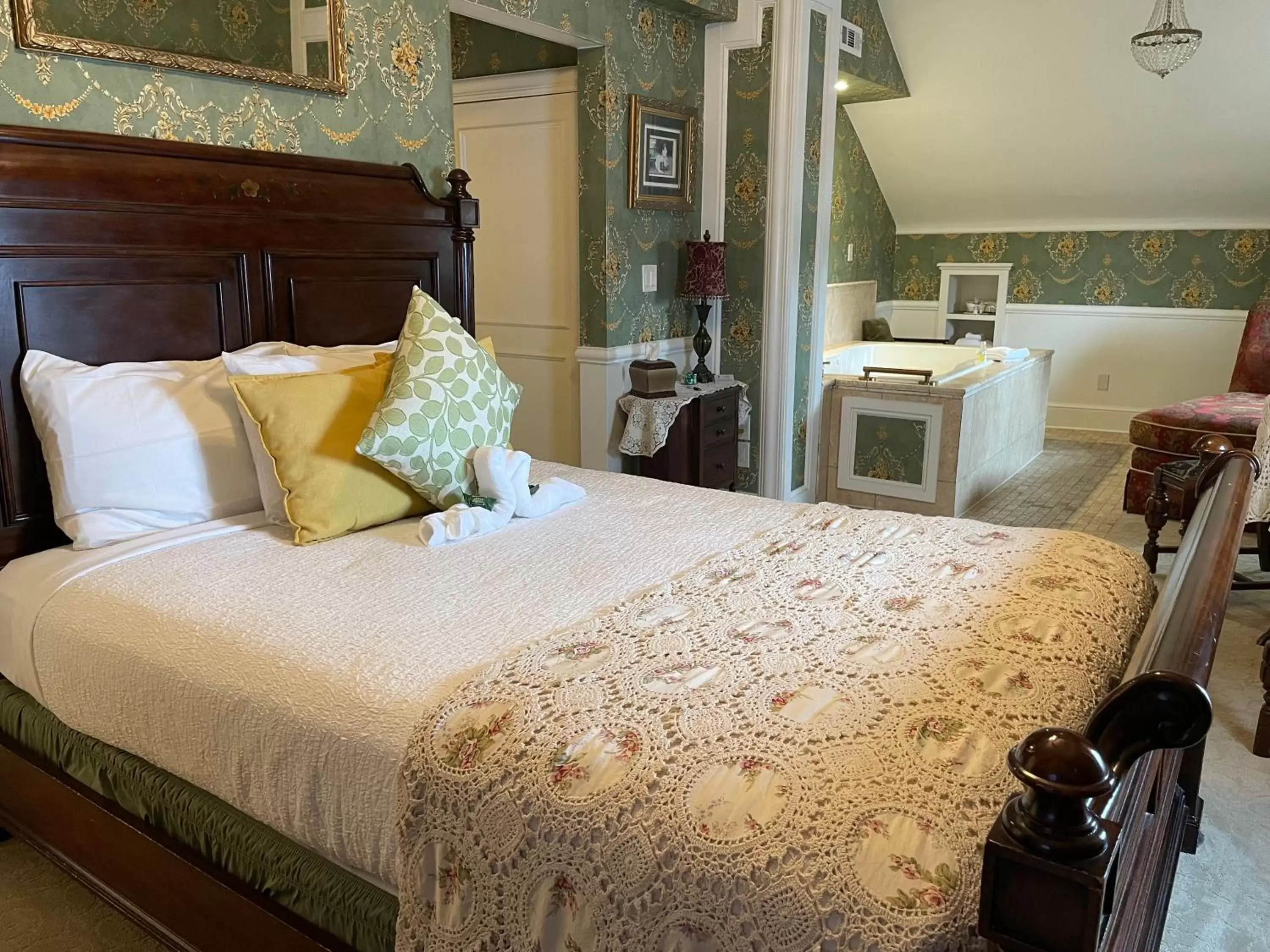 Queen Room with Spa Bath - single occupancy in Heber Senator Bed and Breakfast Queen Room with Spa Bath - single occupancy in Heber Senator Bed and Breakfast