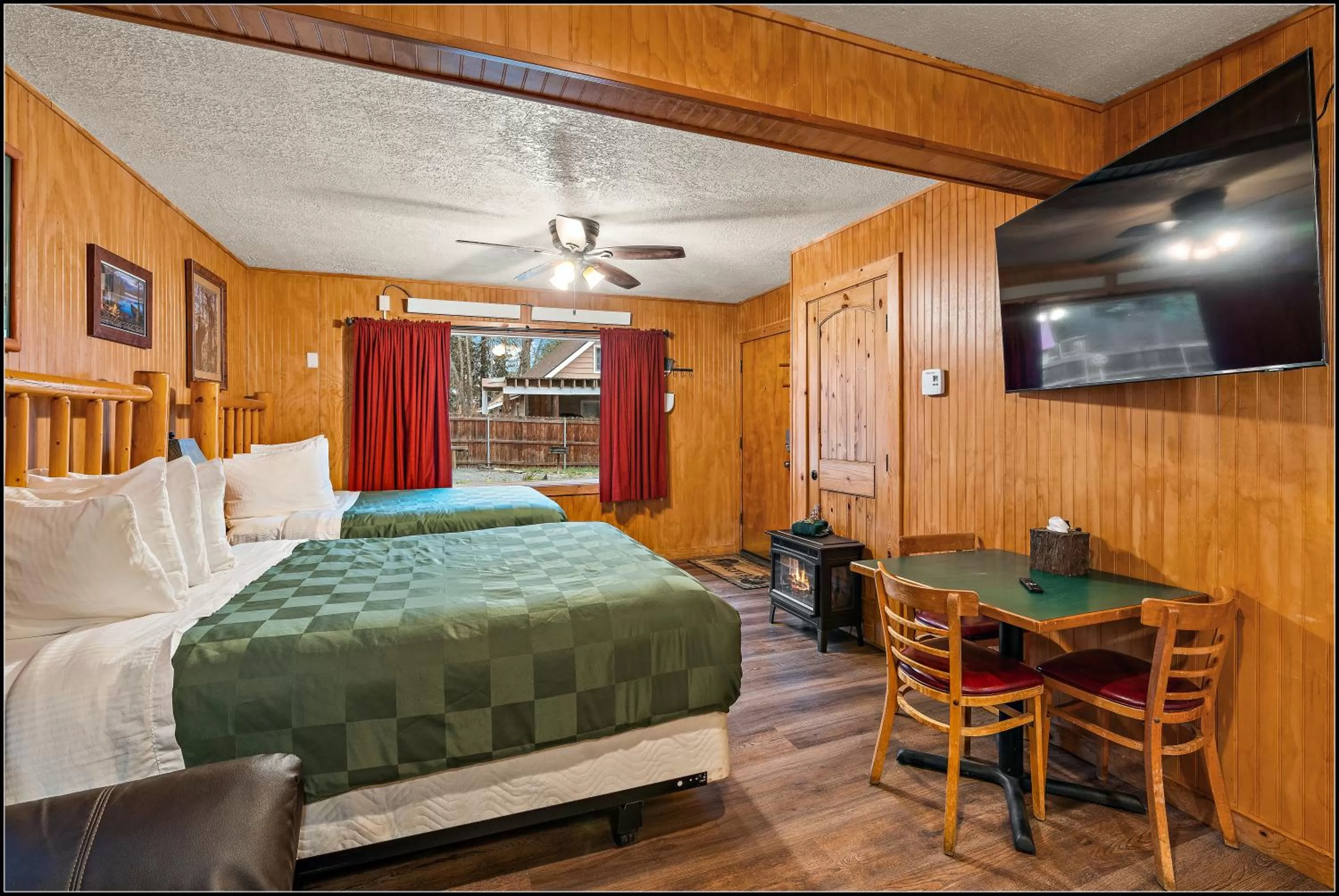 Communal lounge/ TV room, Bed in Brundage Bungalows