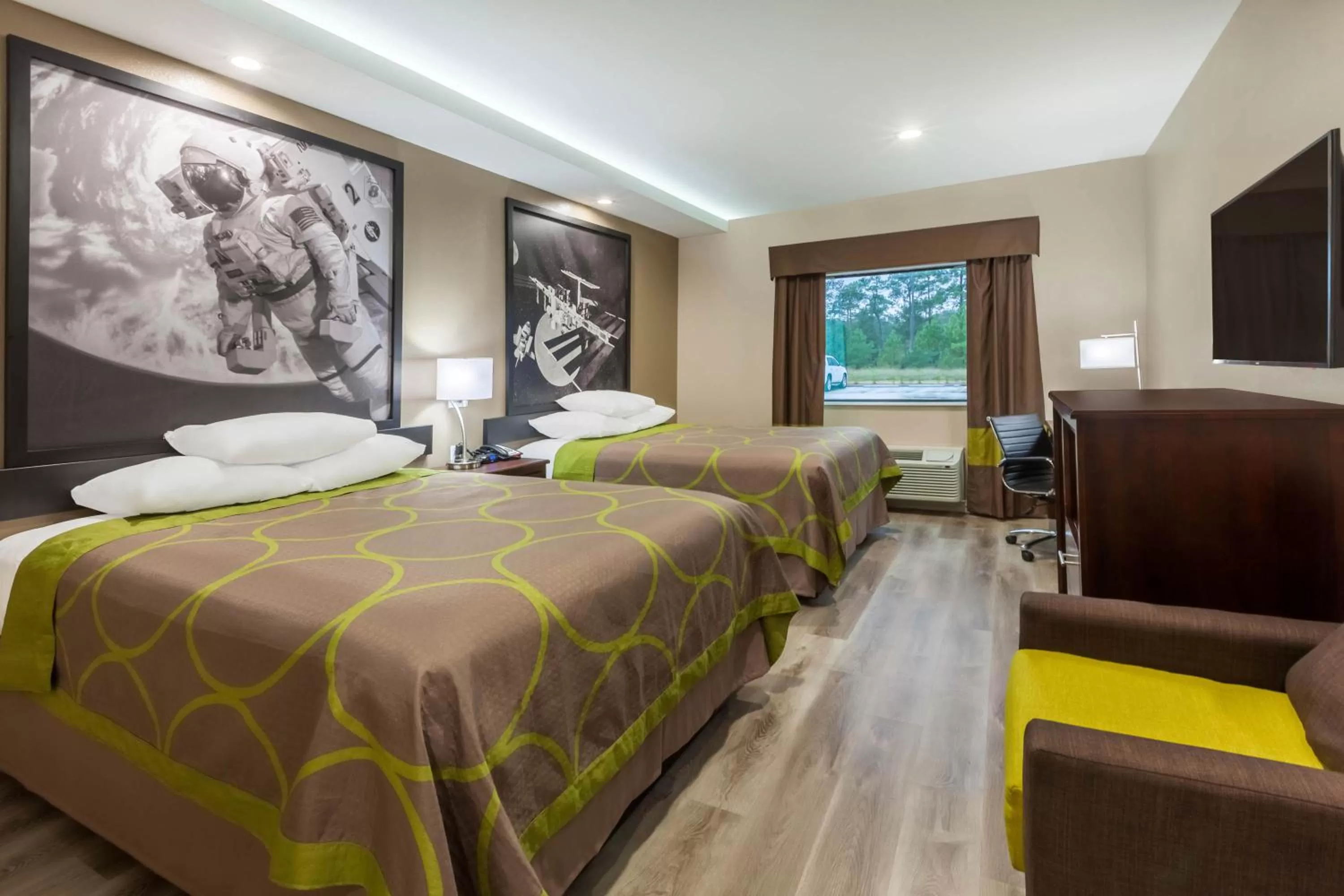 Photo of the whole room, Bed in Super 8 by Wyndham Kingwood Houston North