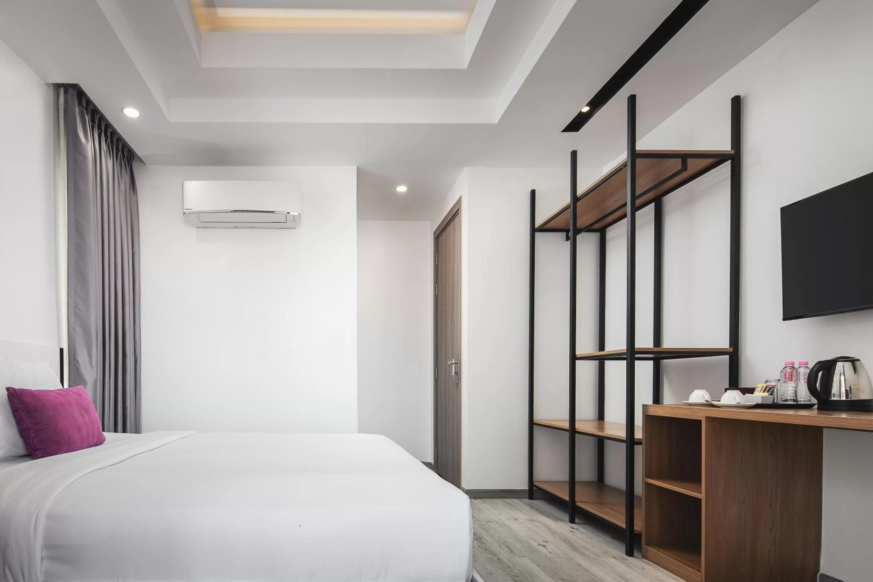 wardrobe, Bed in King Grand Boutique Hotel