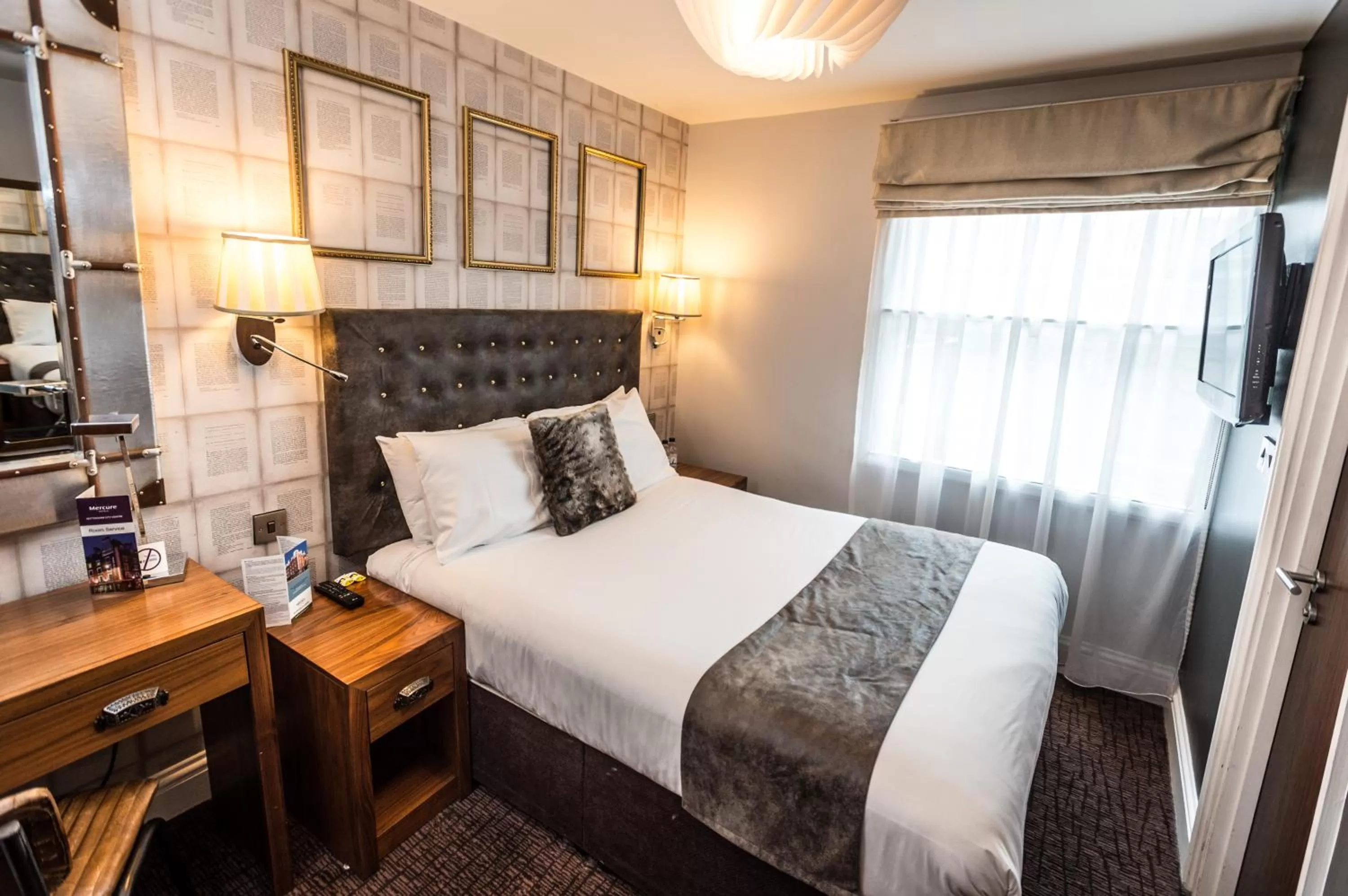 Photo of the whole room, Bed in Mercure Nottingham City Centre Hotel