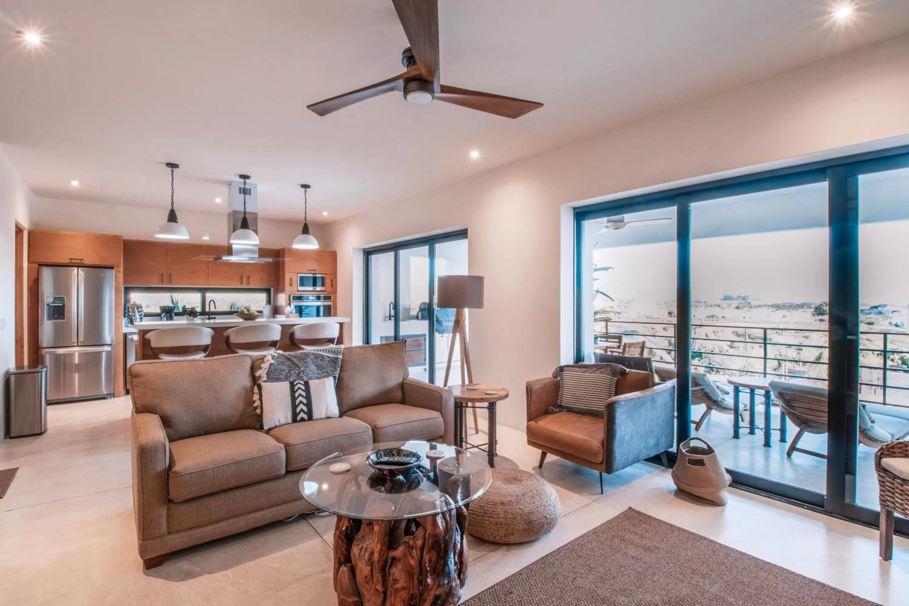 Kitchen or kitchenette, Seating Area in Cerritos Surf Residences