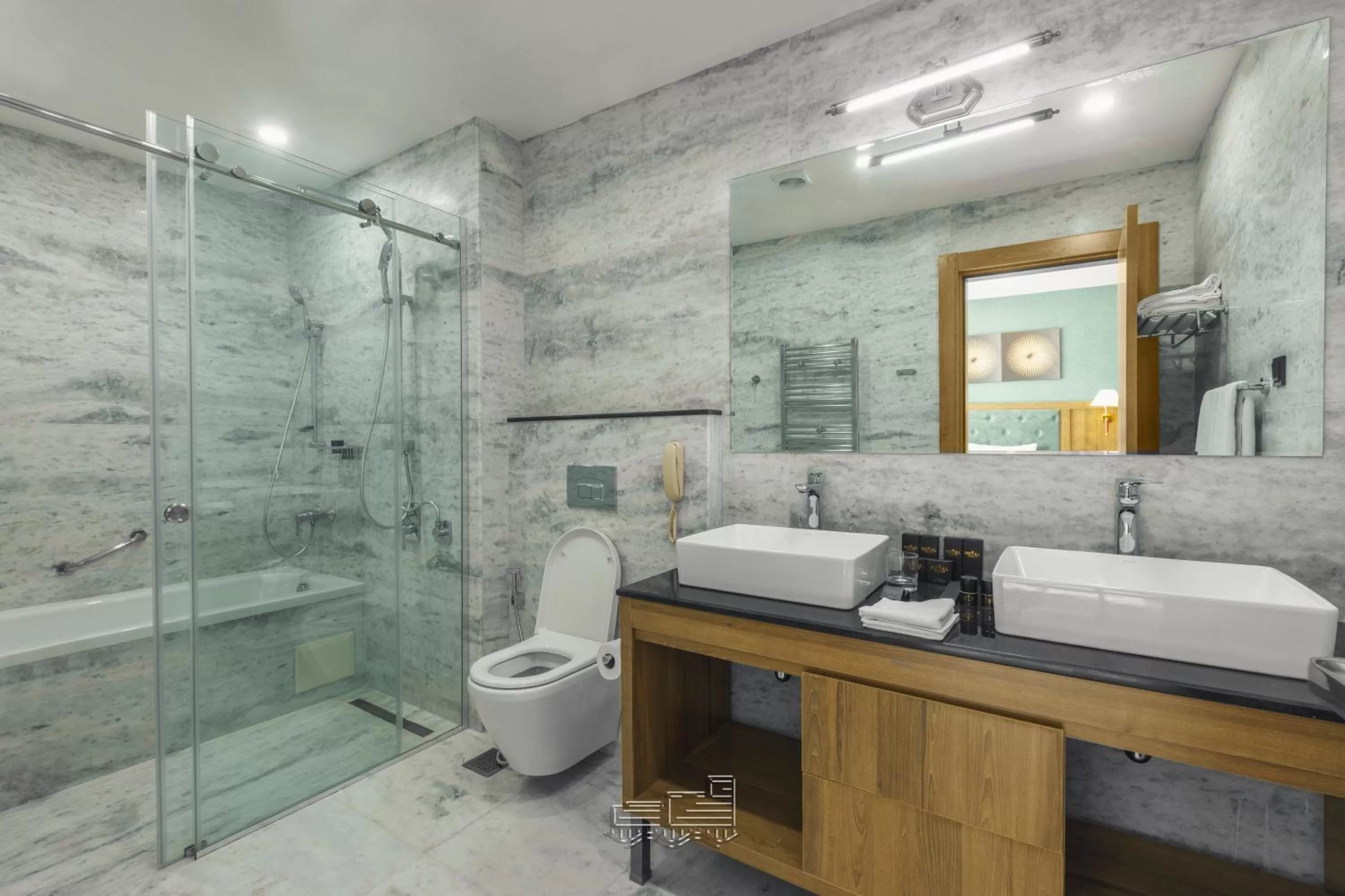 Shower in Royal Tulip Hotel & Casino, Tbilisi