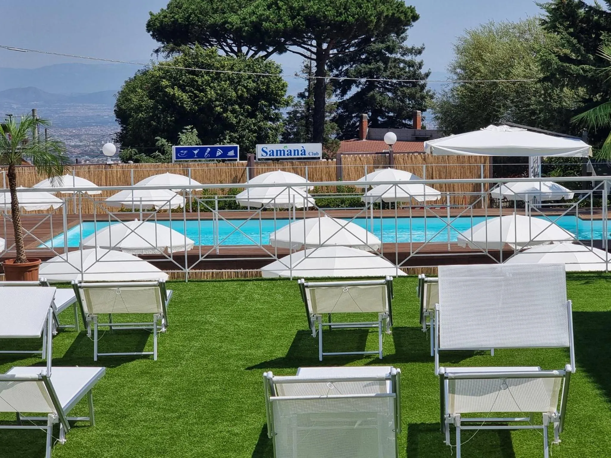 Swimming pool in Ranch Palace Hotel