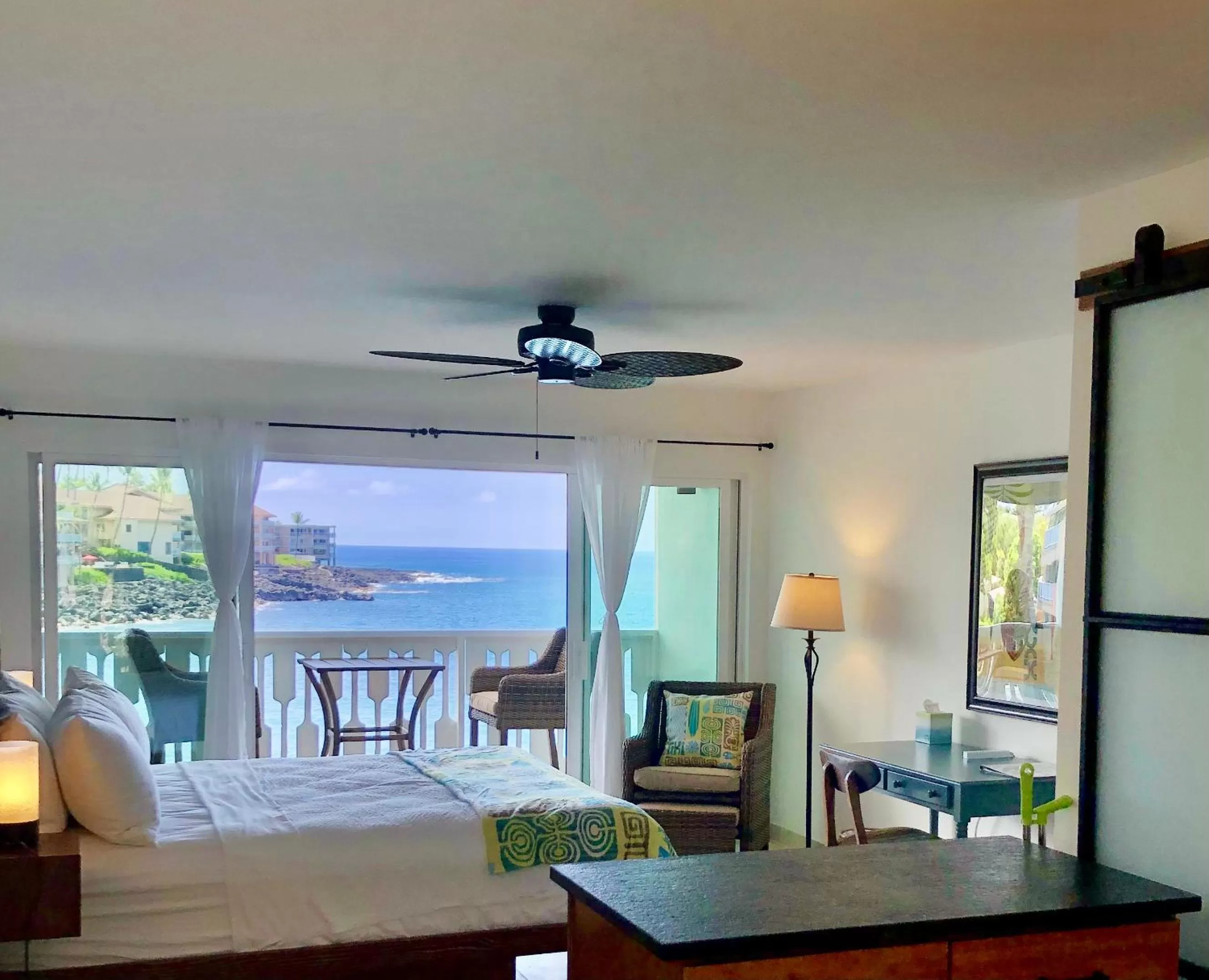 Photo of the whole room in Kona Tiki Hotel