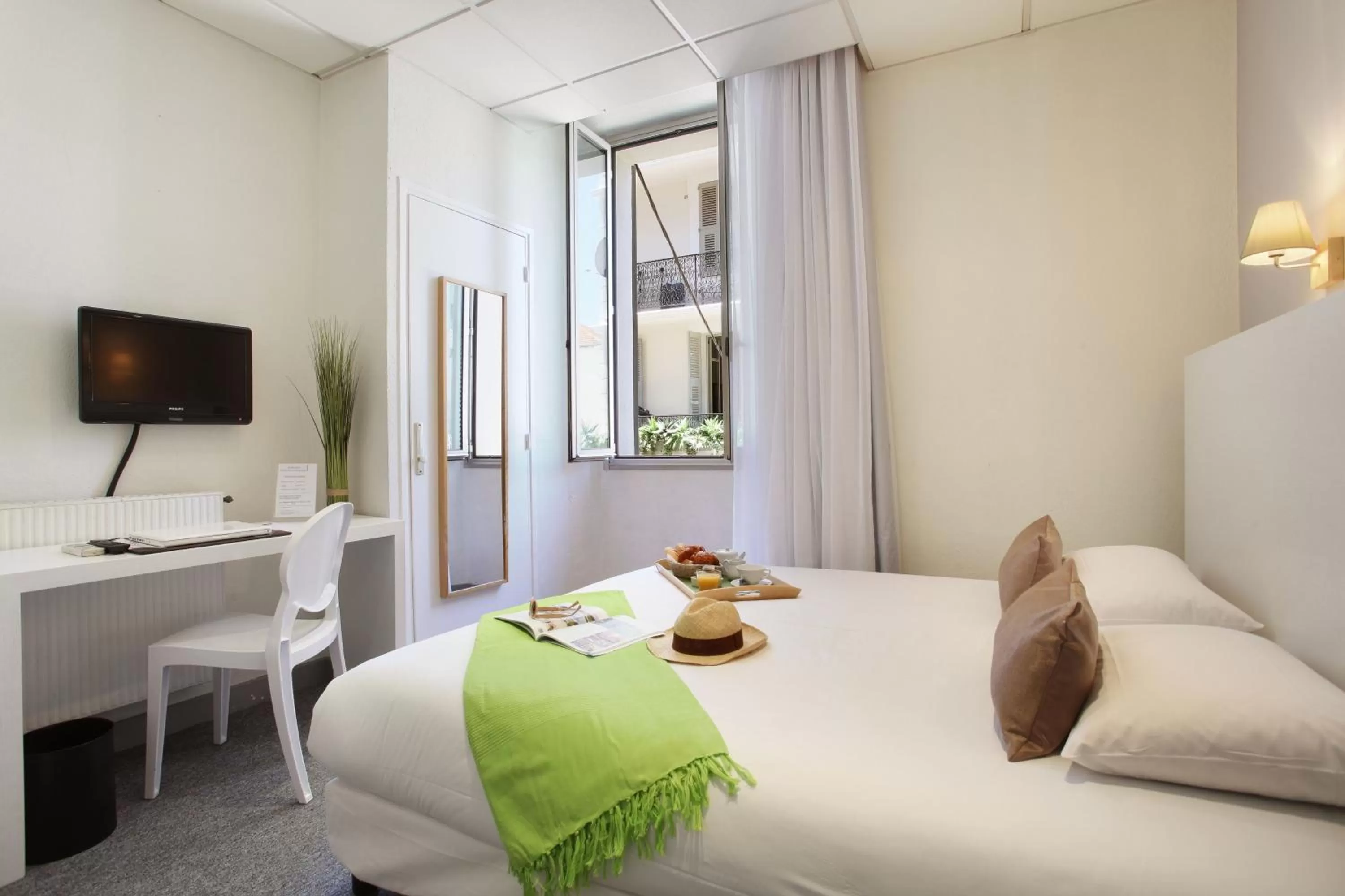 Bed in Hôtel P.L.M.