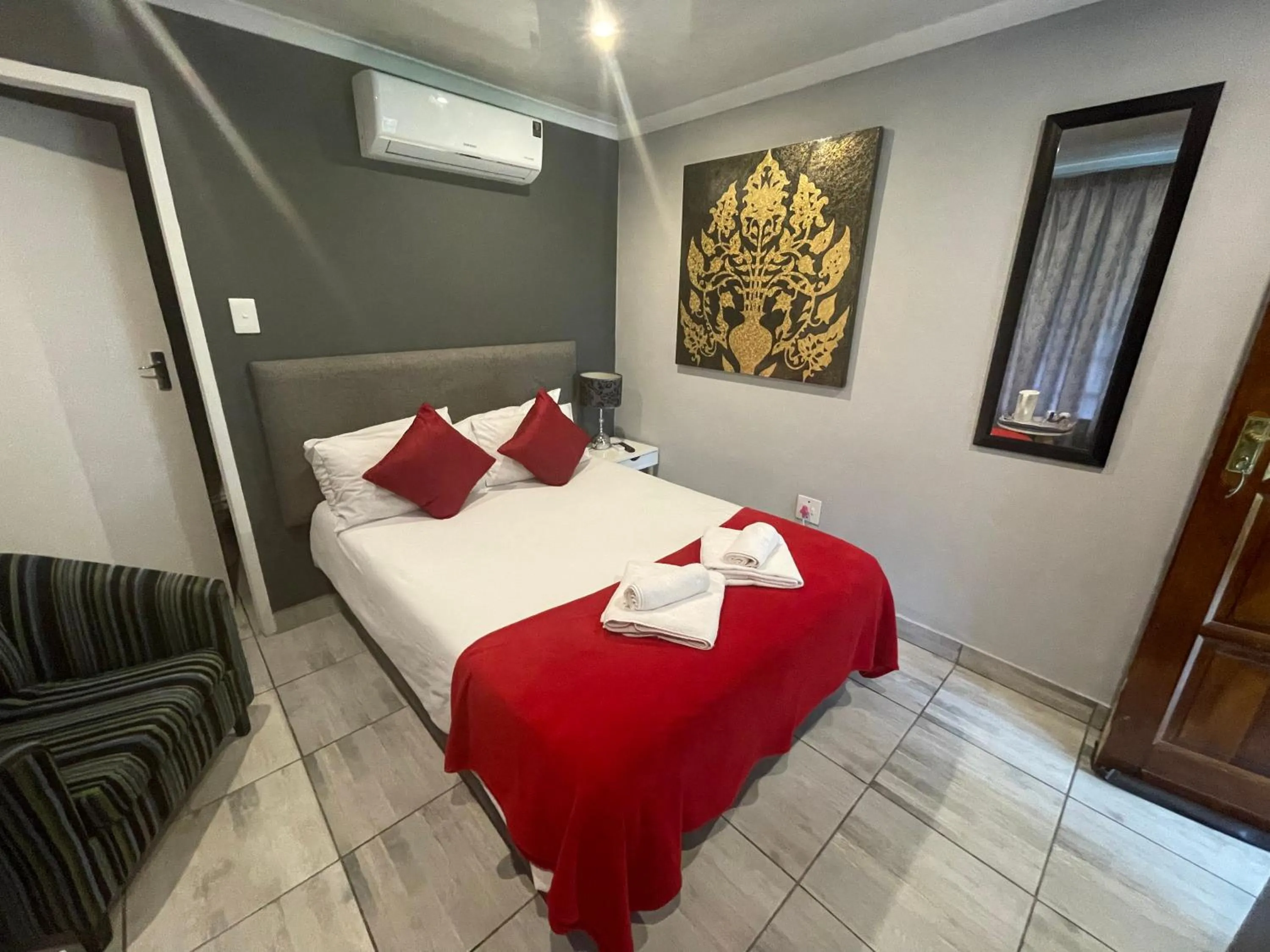 Photo of the whole room, Bed in Marion Lodge