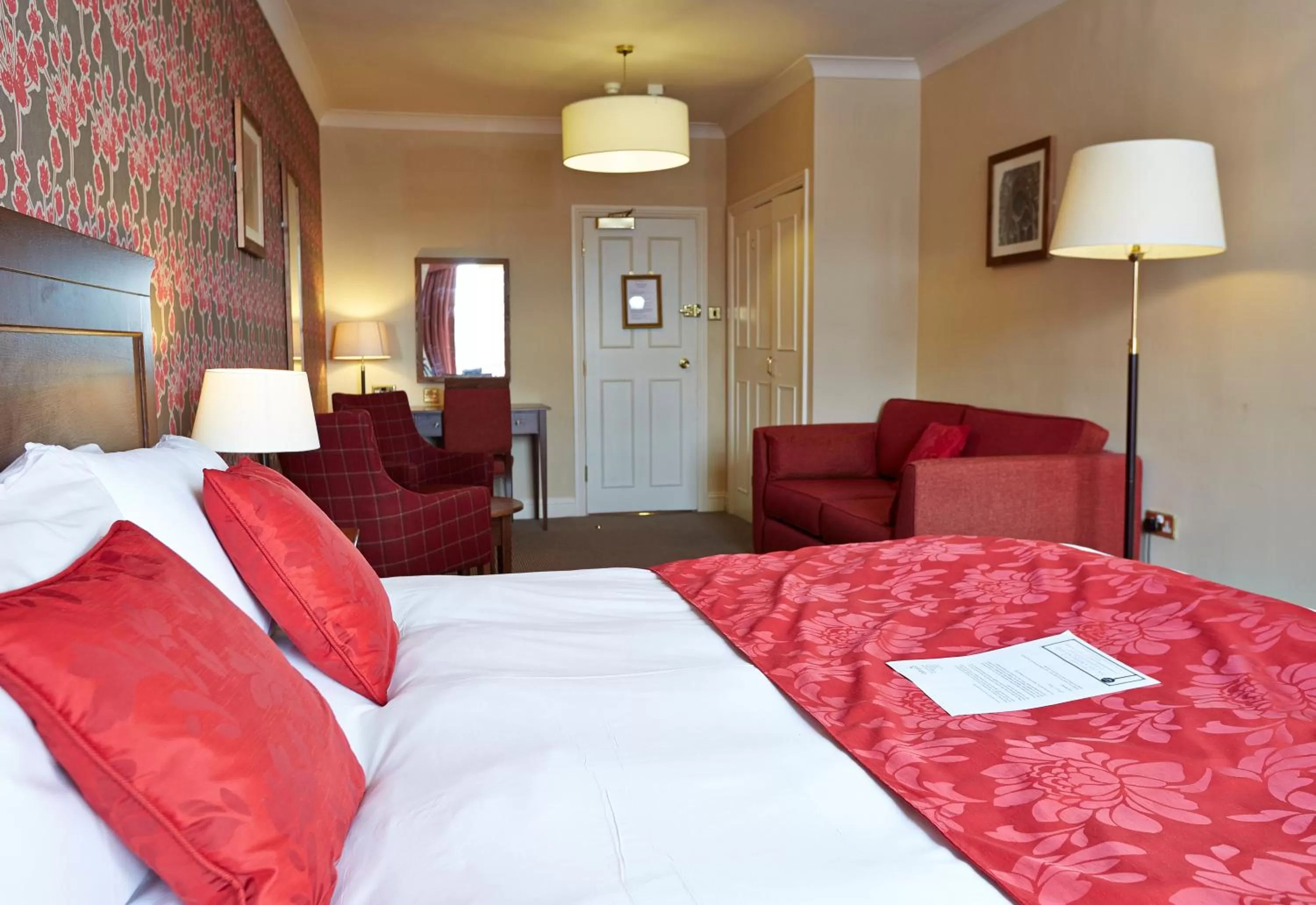 Photo of the whole room, Bed in King's Head Hotel By Greene King Inns