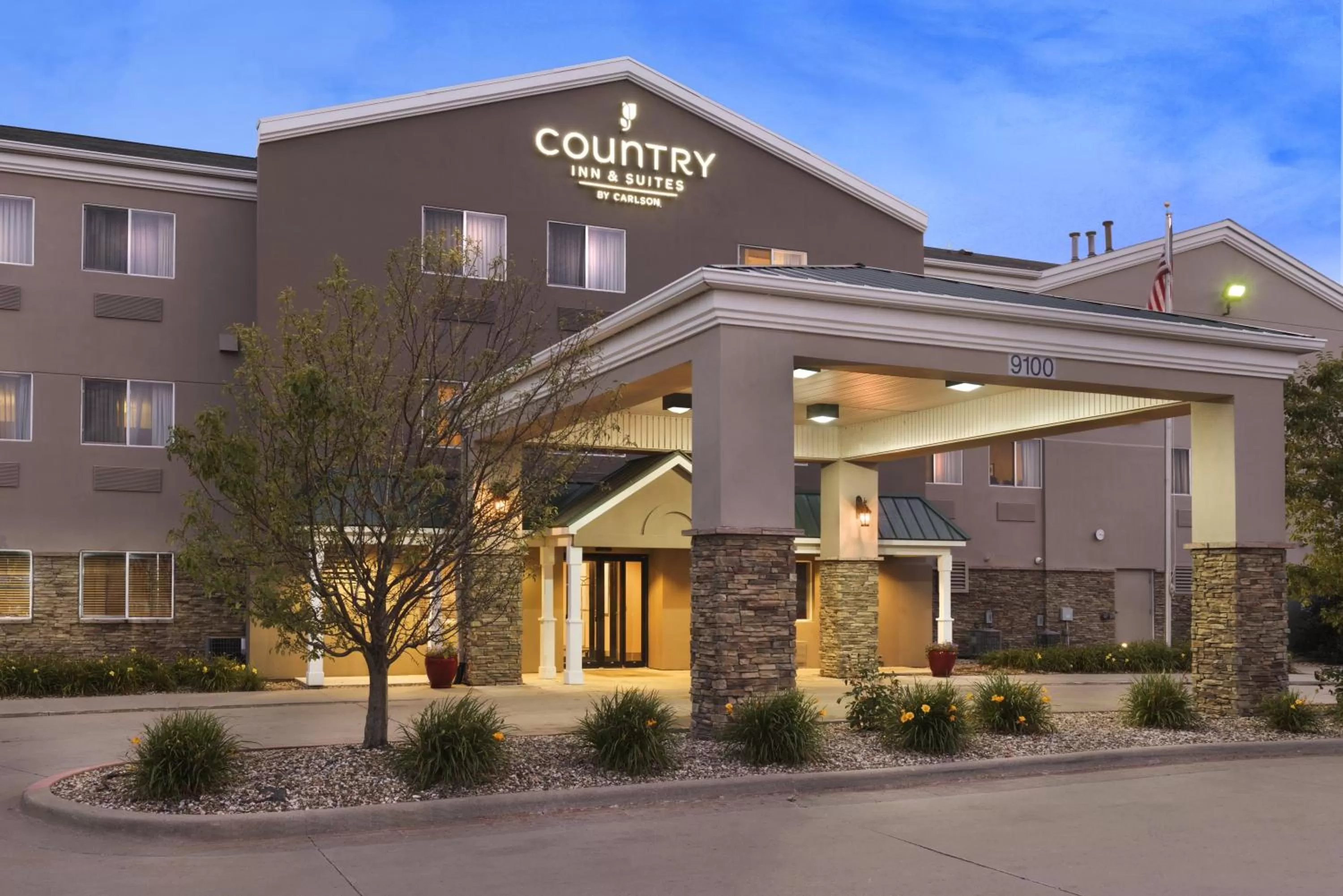 Property building in Country Inn & Suites by Radisson, Cedar Rapids Airport, IA