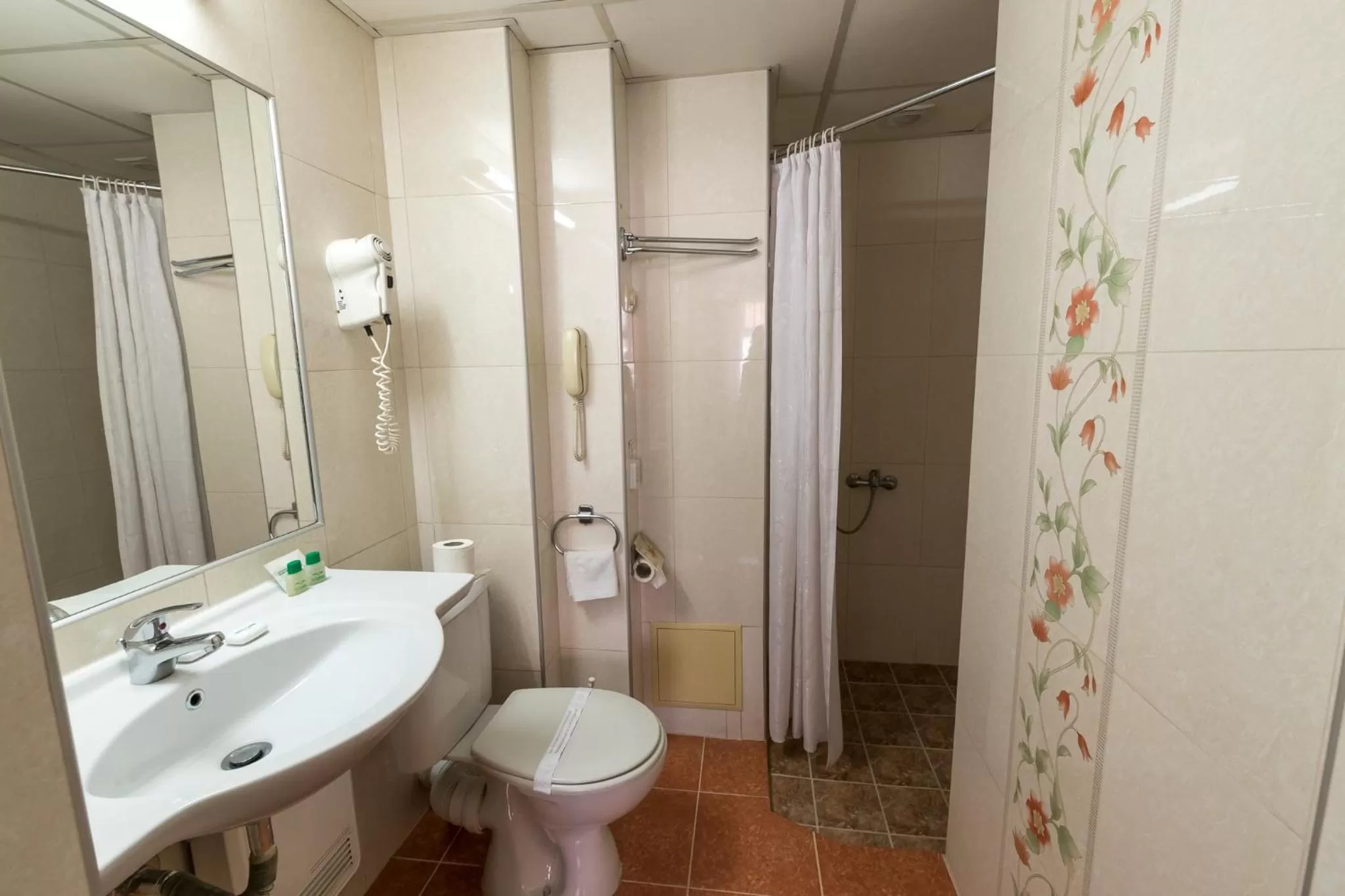 Shower in Noviz Hotel