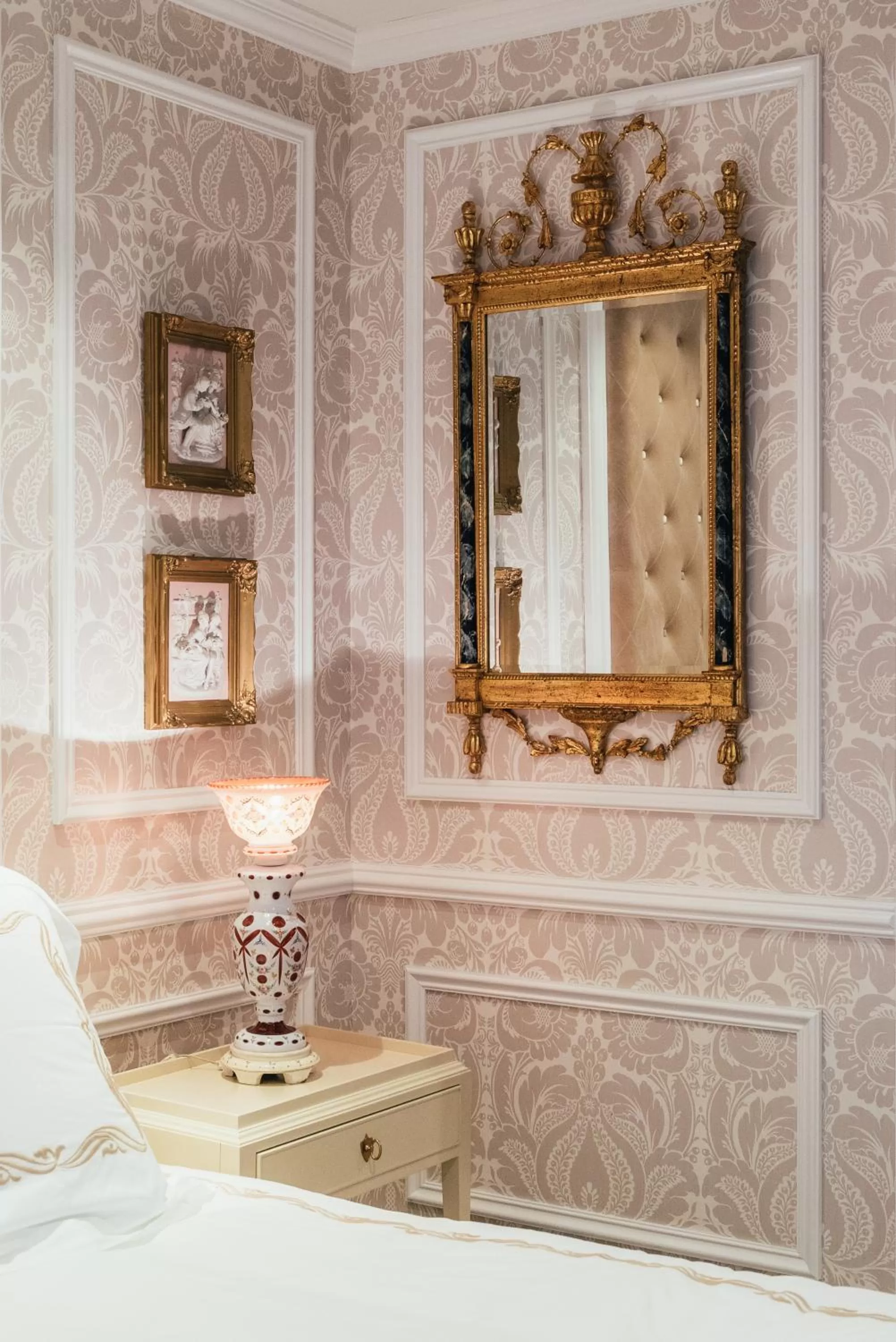 Bed in Neighbourgood Sutter Mansion