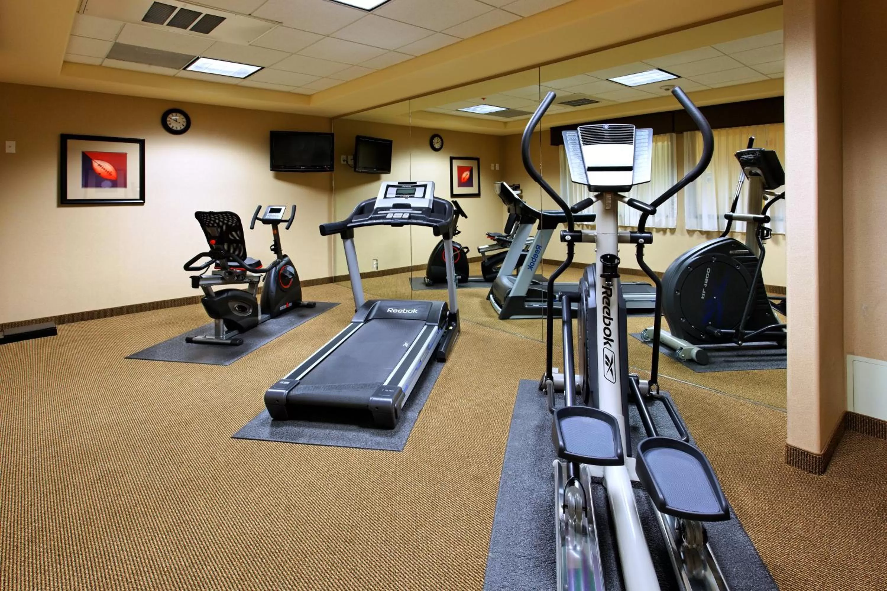 Fitness centre/facilities in Holiday Inn Express Fresno Northwest - Herndon by IHG