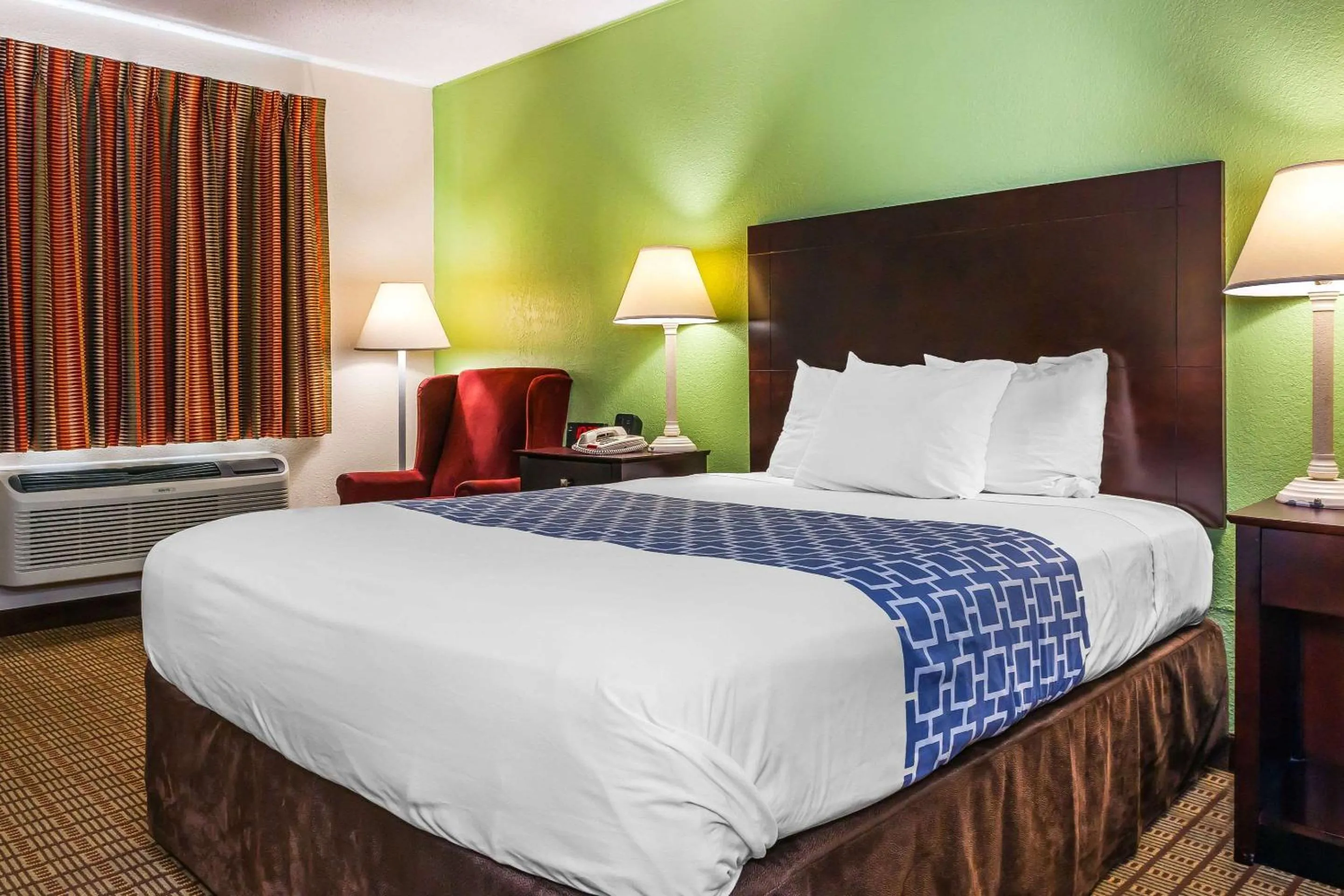 Photo of the whole room in Econo Lodge Vincennes